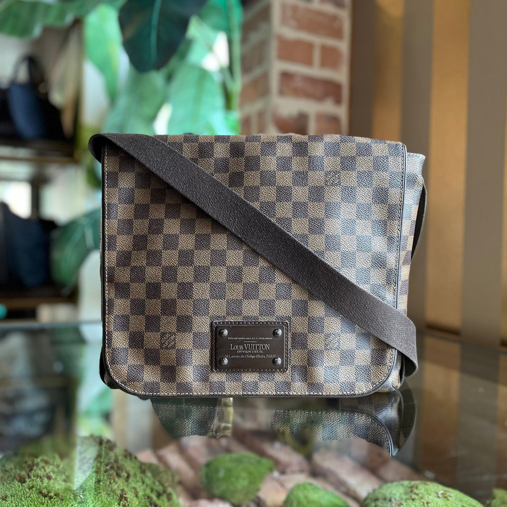 LOUIS VUITTON District Damier Ebene Canvas Messenger Crossbody Bag