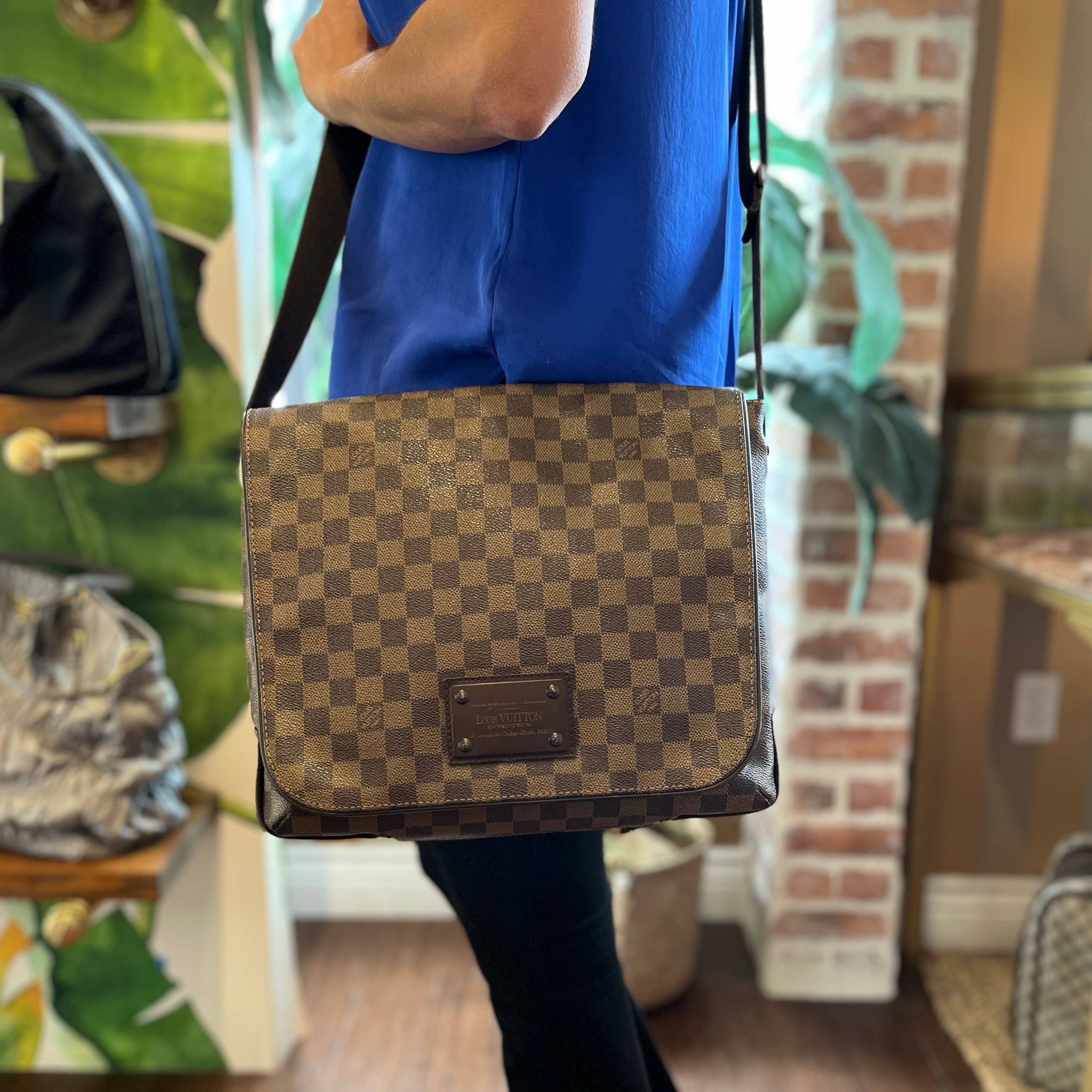 LOUIS VUITTON District Damier Ebene Canvas Messenger Crossbody Bag