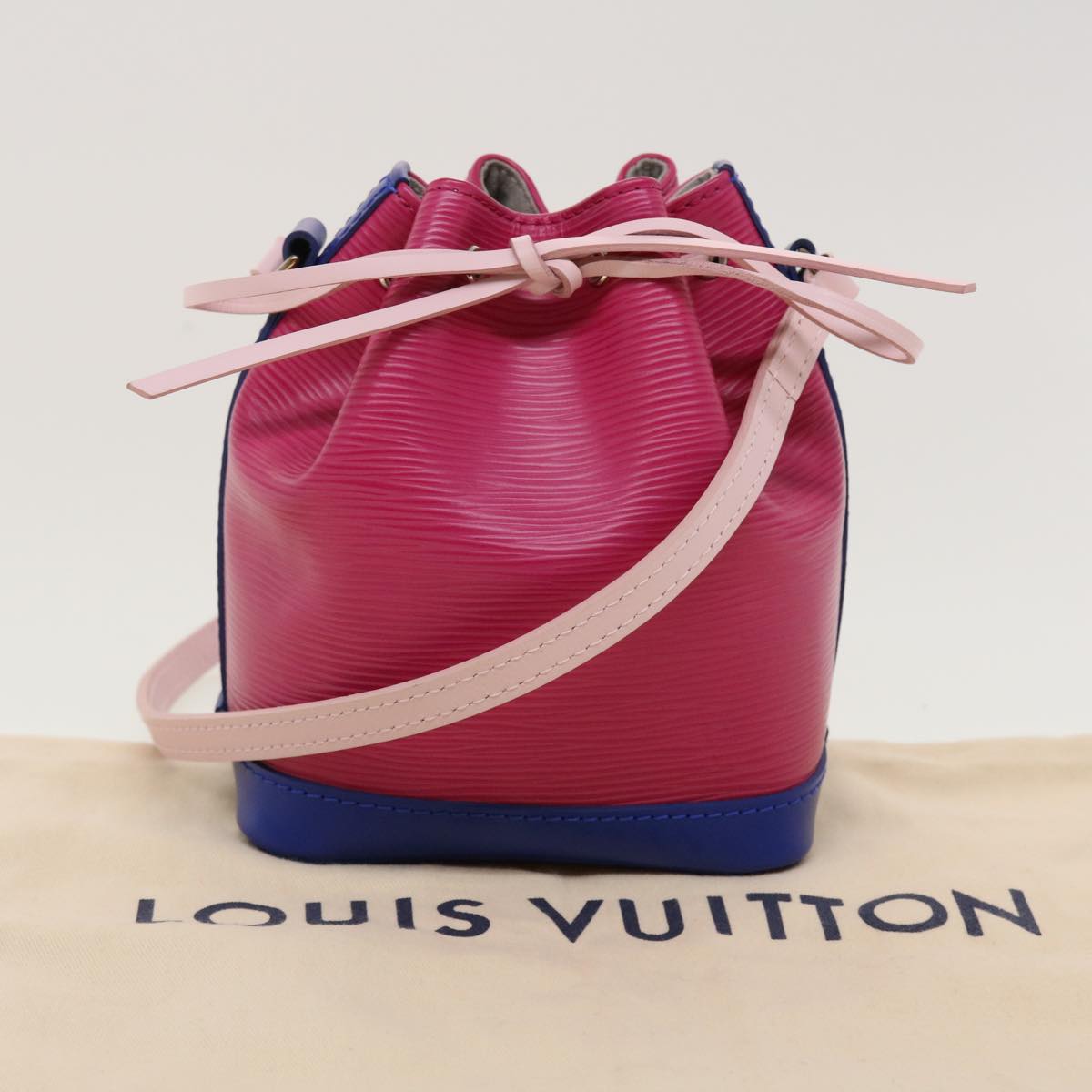 Louis Vuitton Noe Handbag Epi Leather Red Leather Crossbody Bag Bag (Pre-Owned)