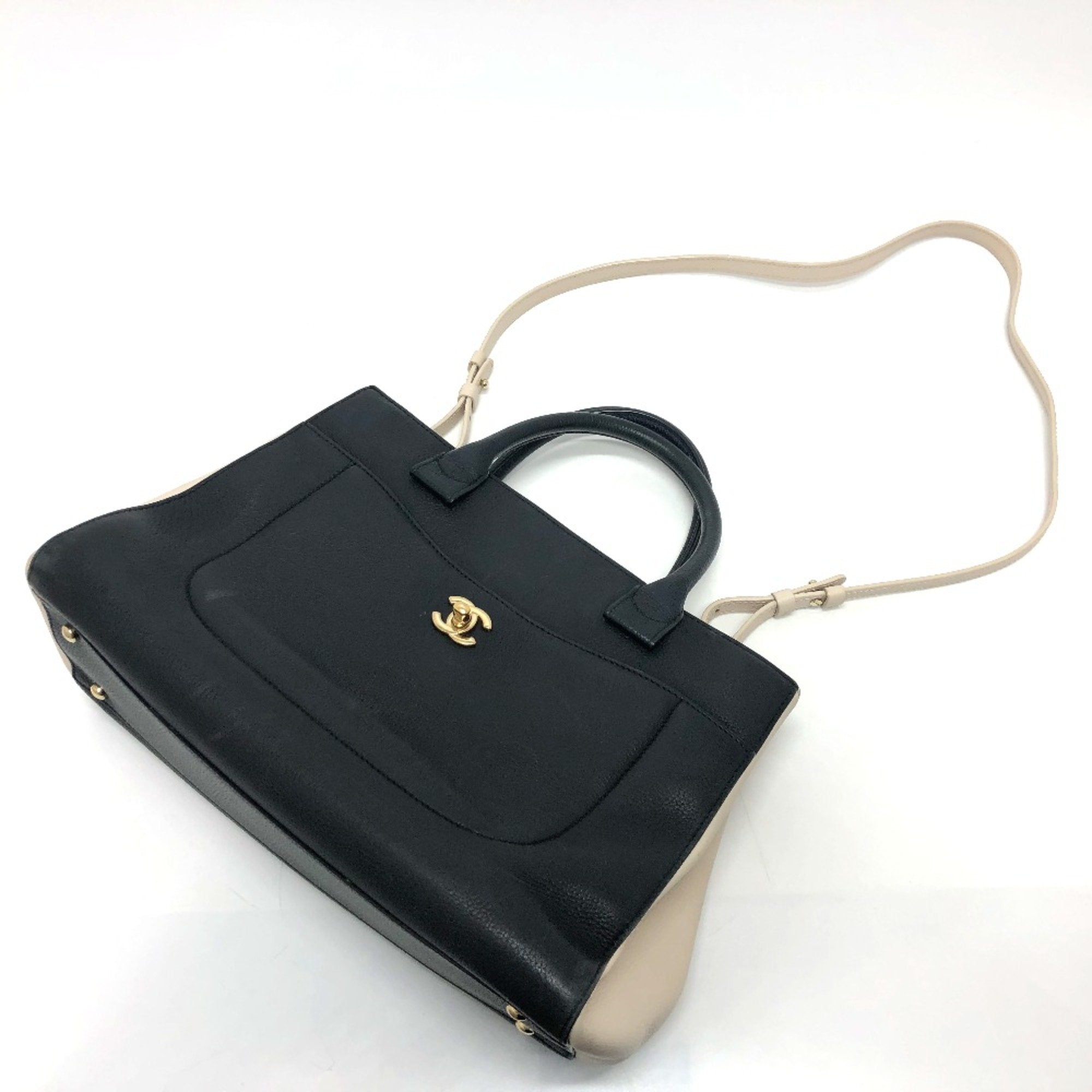 Chanel Black Leather Shoulder Bag (Pre-Owned)
