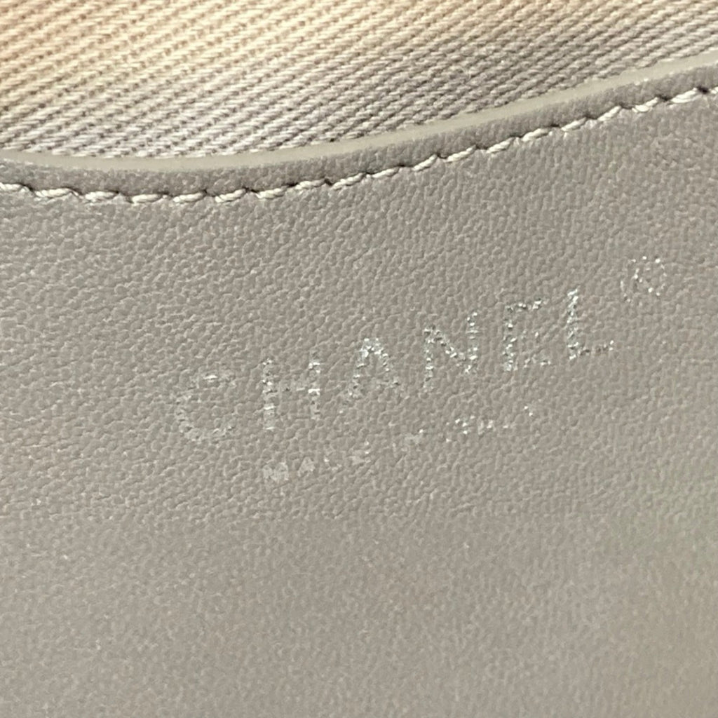 Chanel Brown Leather Shoulder Bag (Pre-Owned)
