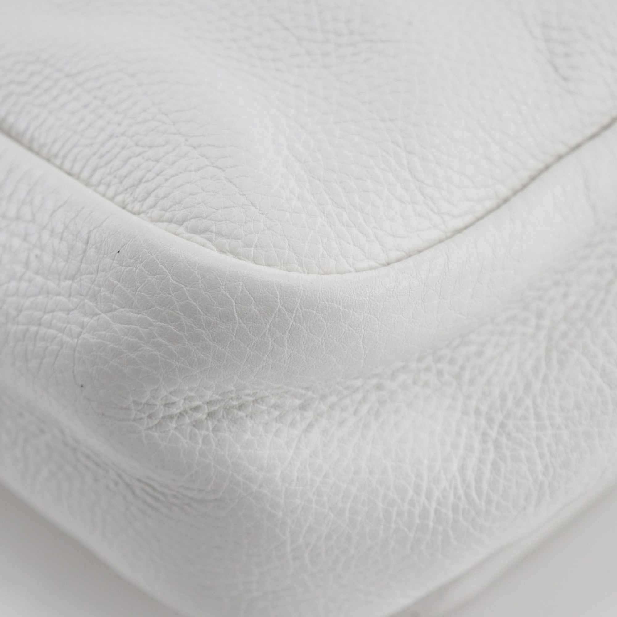 Chanel White Leather Shoulder Bag (Pre-Owned)