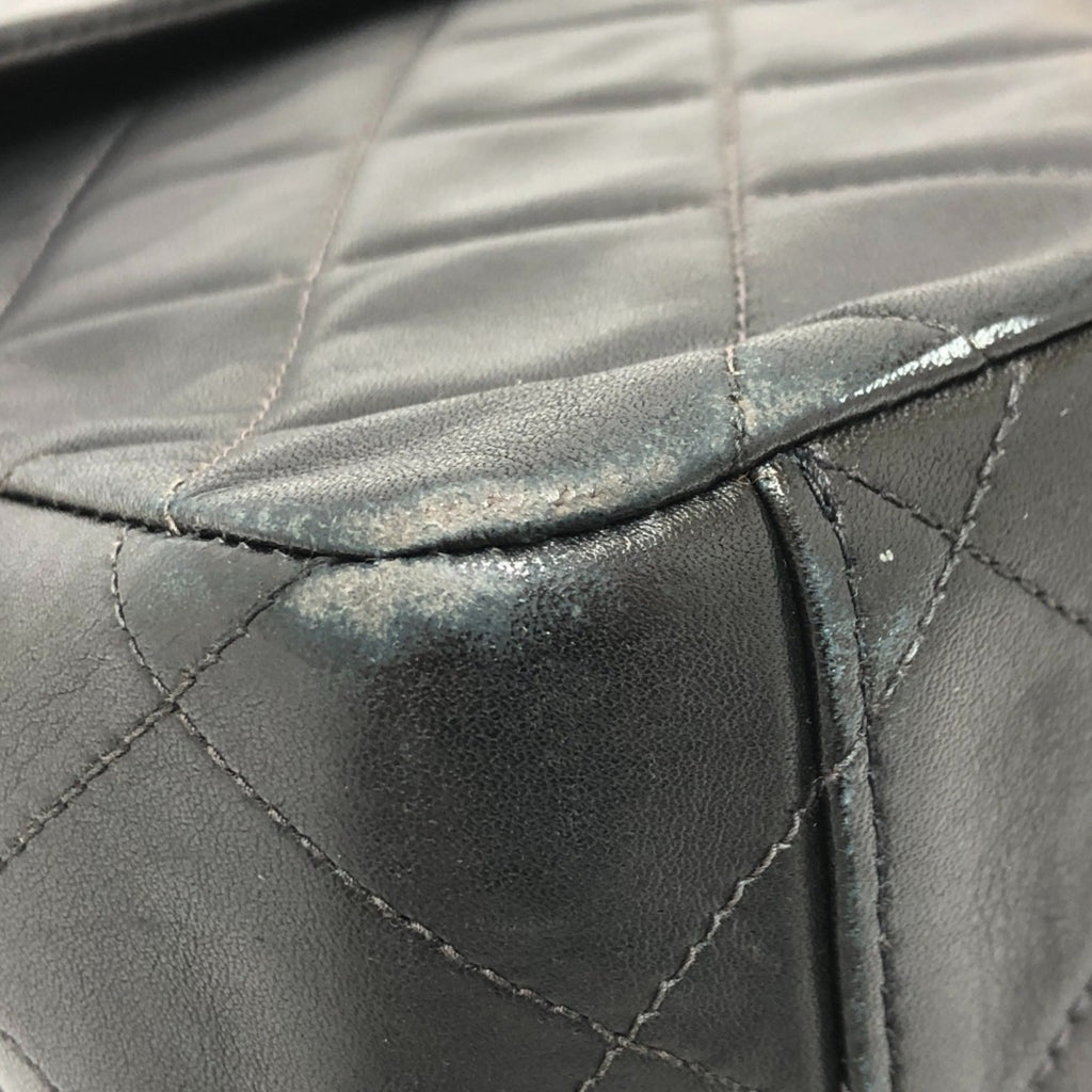 Chanel Black Leather Shoulder Bag (Pre-Owned)