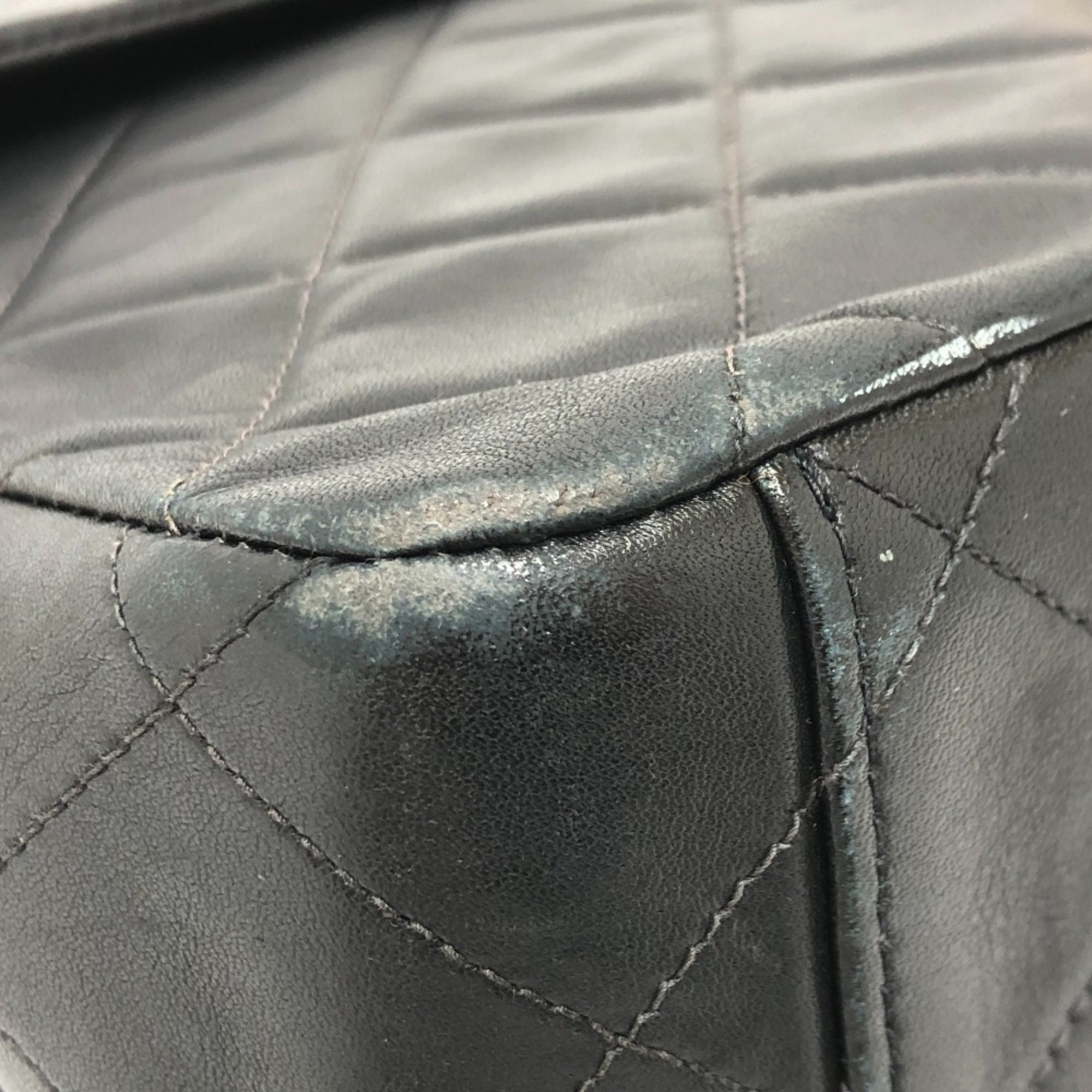 Chanel Black Leather Shoulder Bag (Pre-Owned)