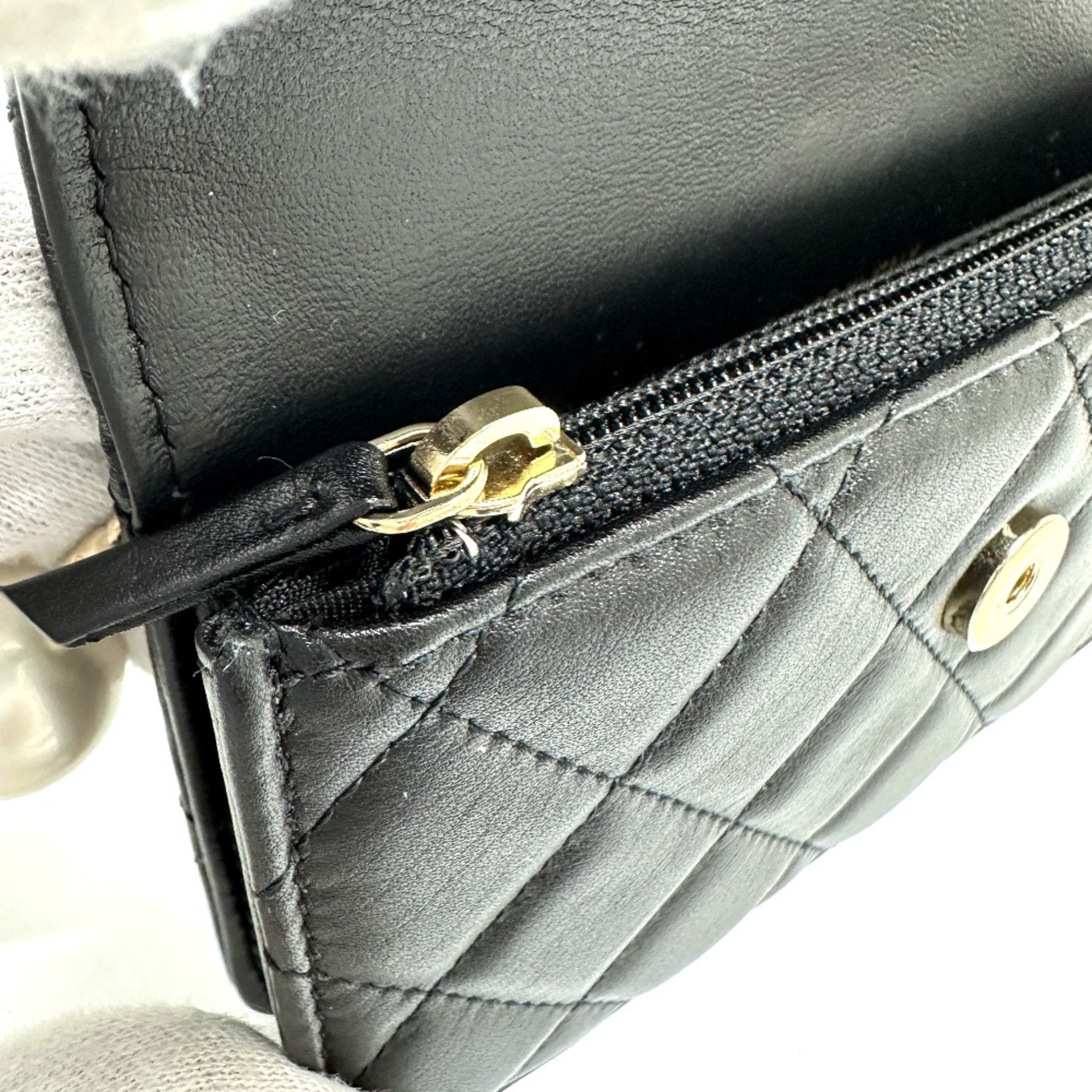 Chanel Black Leather Shoulder Bag (Pre-Owned)