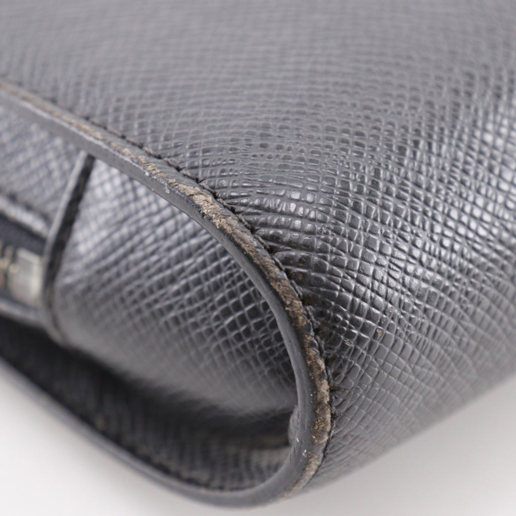 Louis Vuitton Taiga Ardoise Black Taiga Leather Handbag (Pre-Owned)