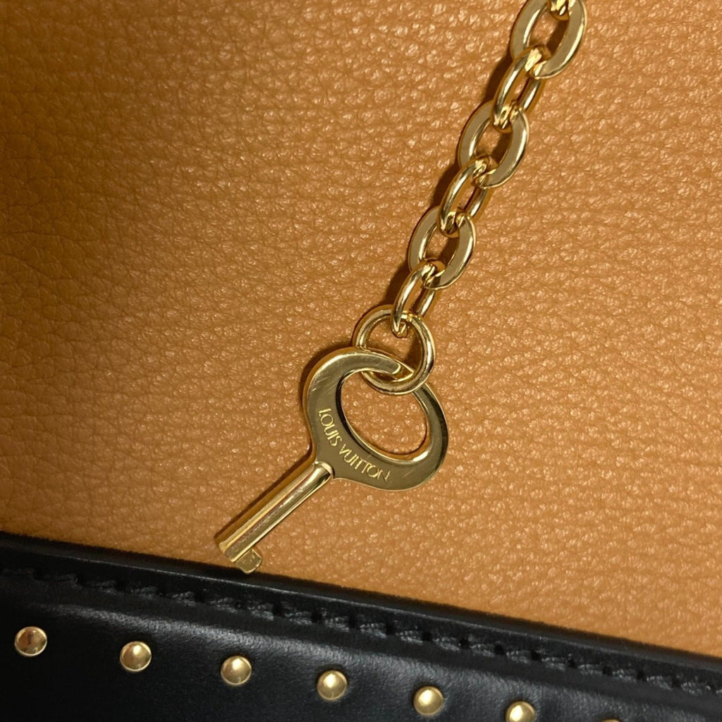 Louis Vuitton Beige Leather Handbag (Pre-Owned)