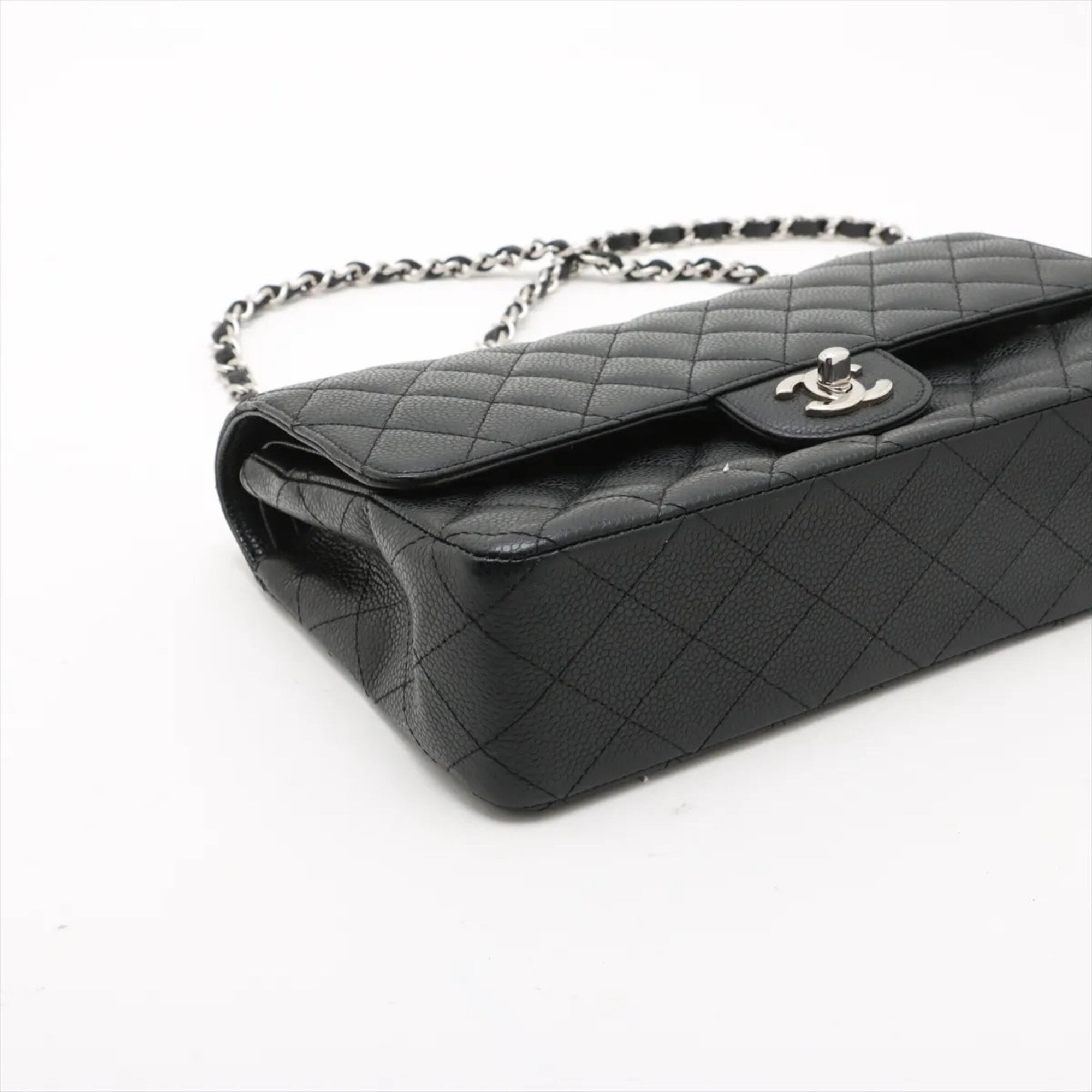 Chanel Matelasse Black Leather Shoulder Bag (Pre-Owned)