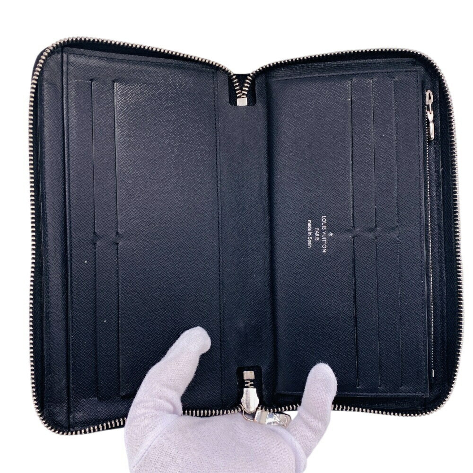 Louis Vuitton Taiga Black Leather Long Wallet (Bi-Fold) (Pre-Owned)