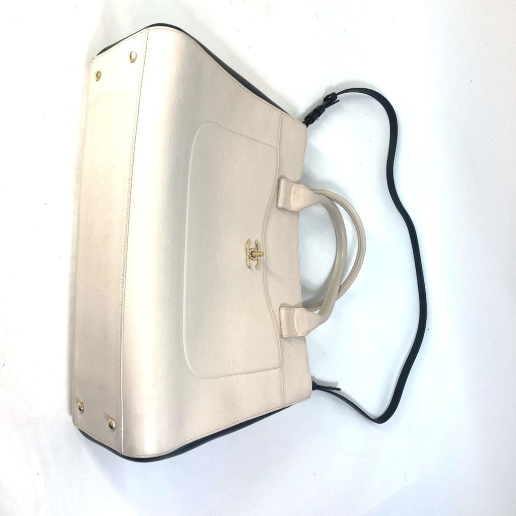 Chanel Beige Leather Handbag (Pre-Owned)