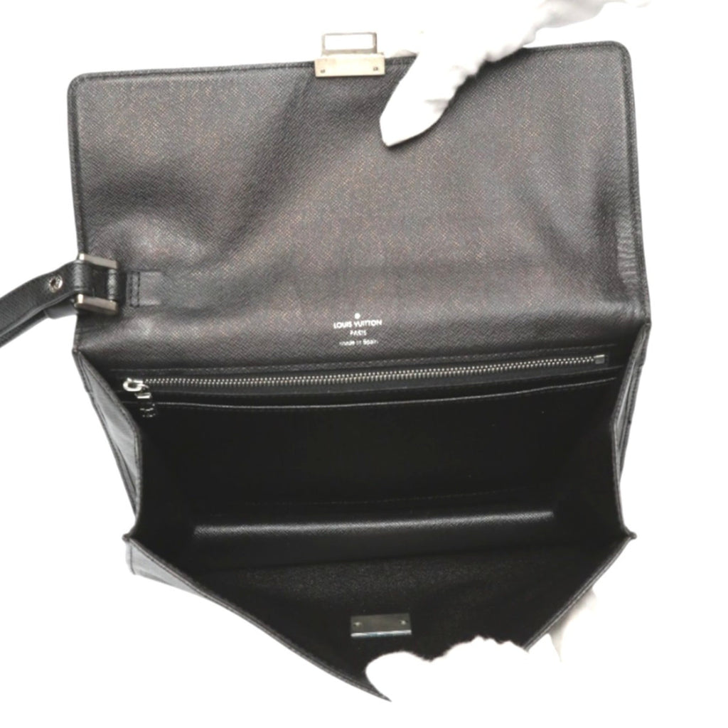 Louis Vuitton Taiga Black Taiga Leather Clutch Bag (Pre-Owned)