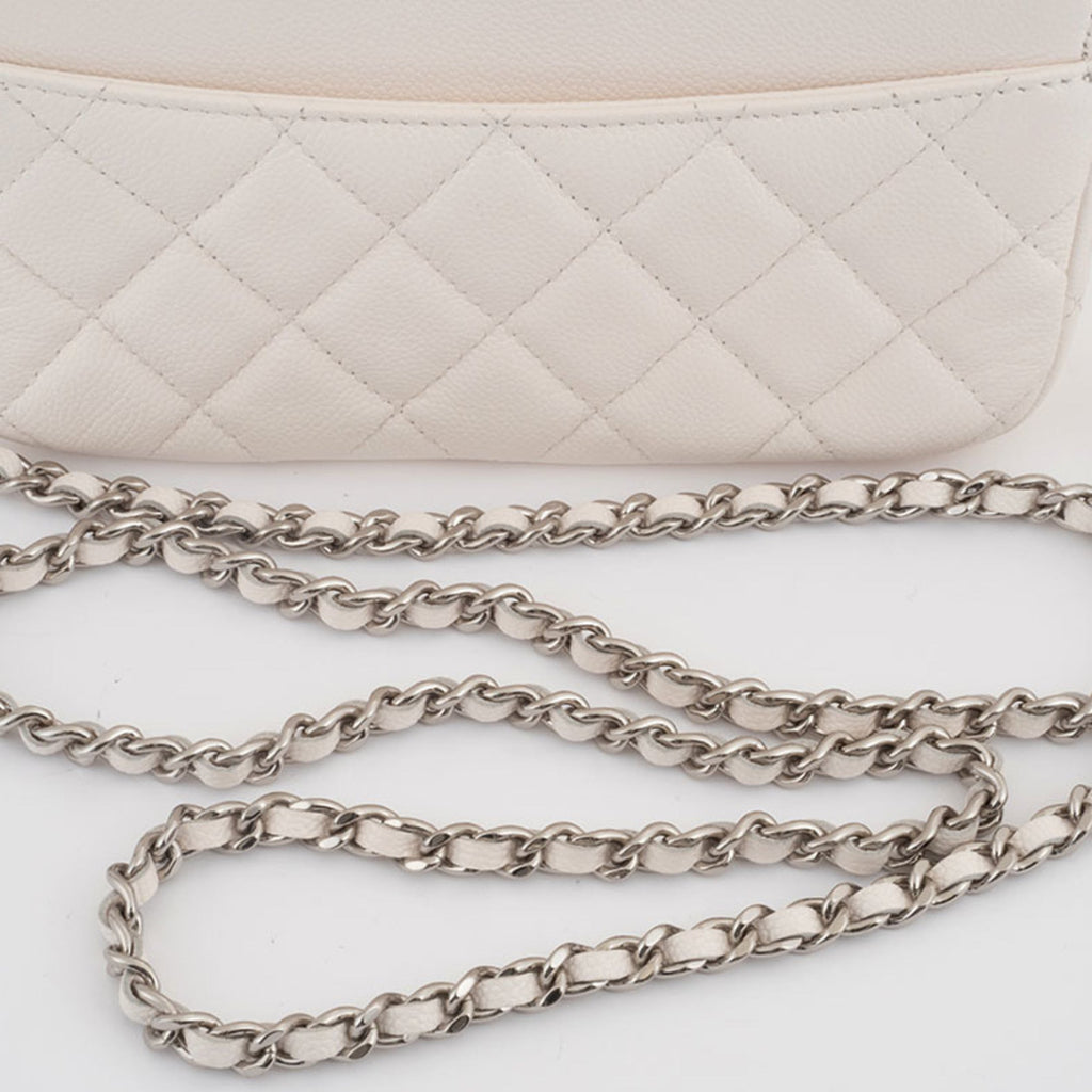 Chanel Matelasse White Caviar Leather Shoulder Bag (Pre-Owned)