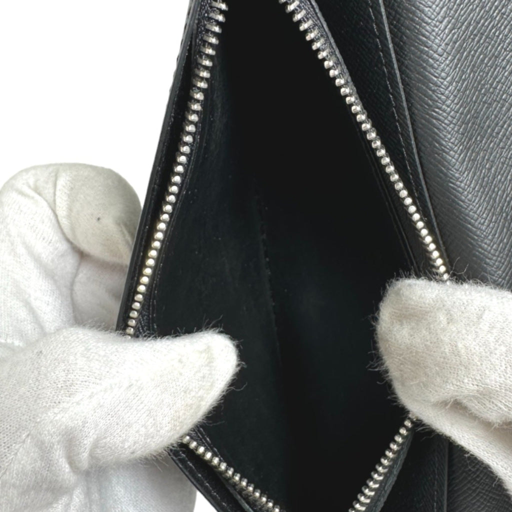 Louis Vuitton Black Taiga Leather Long Wallet (Bi-Fold) (Pre-Owned)