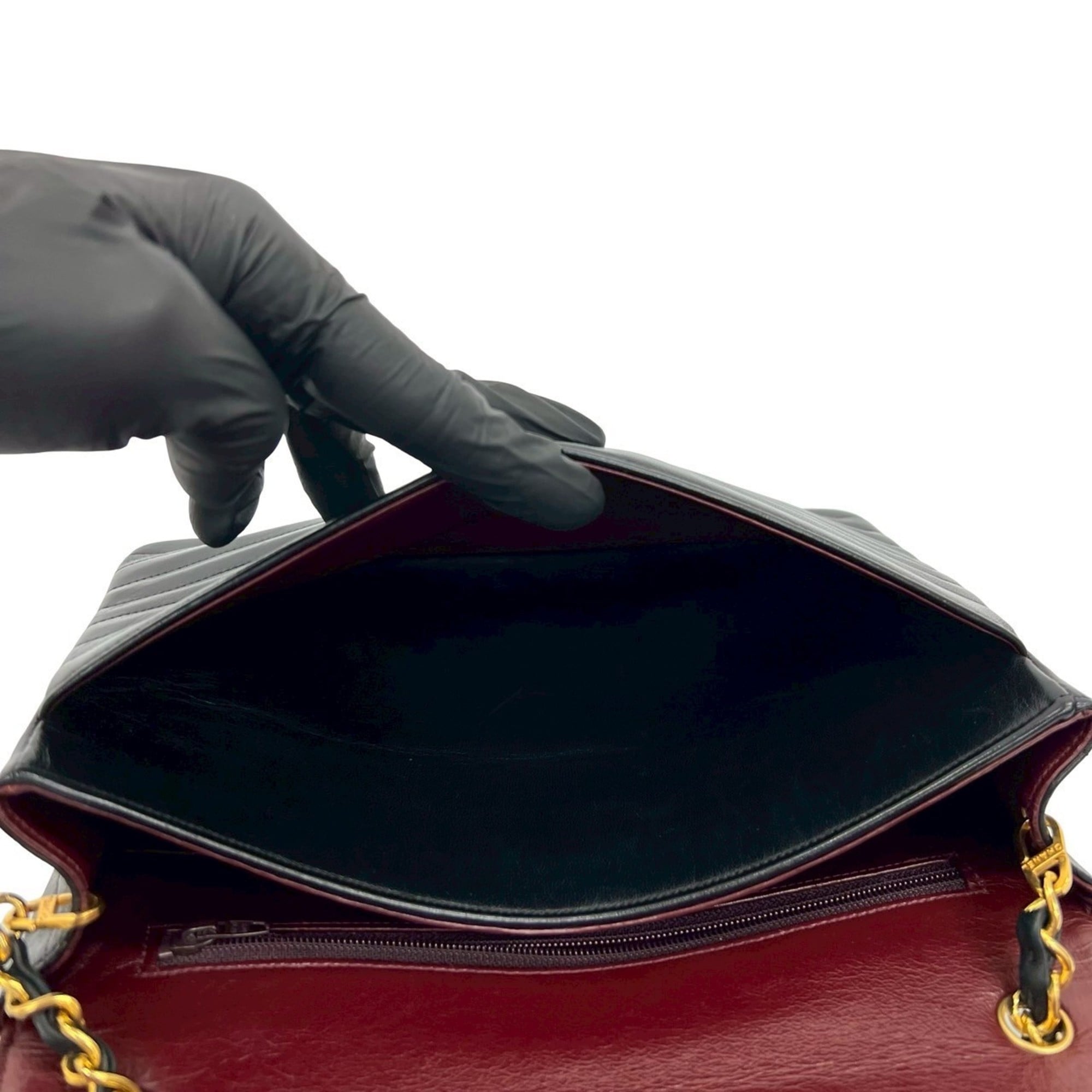 Chanel Black Leather Shoulder Bag (Pre-Owned)
