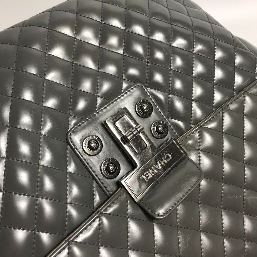 Chanel Gray Leather Shoulder Bag (Pre-Owned)