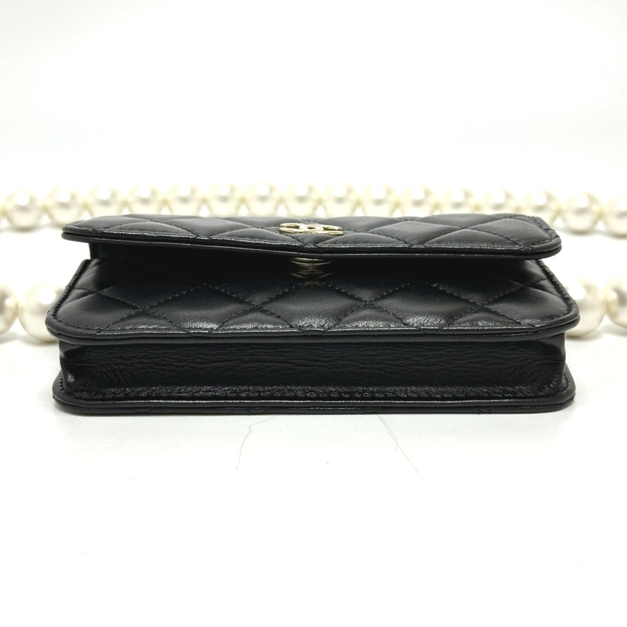 Chanel Black Leather Shoulder Bag (Pre-Owned)