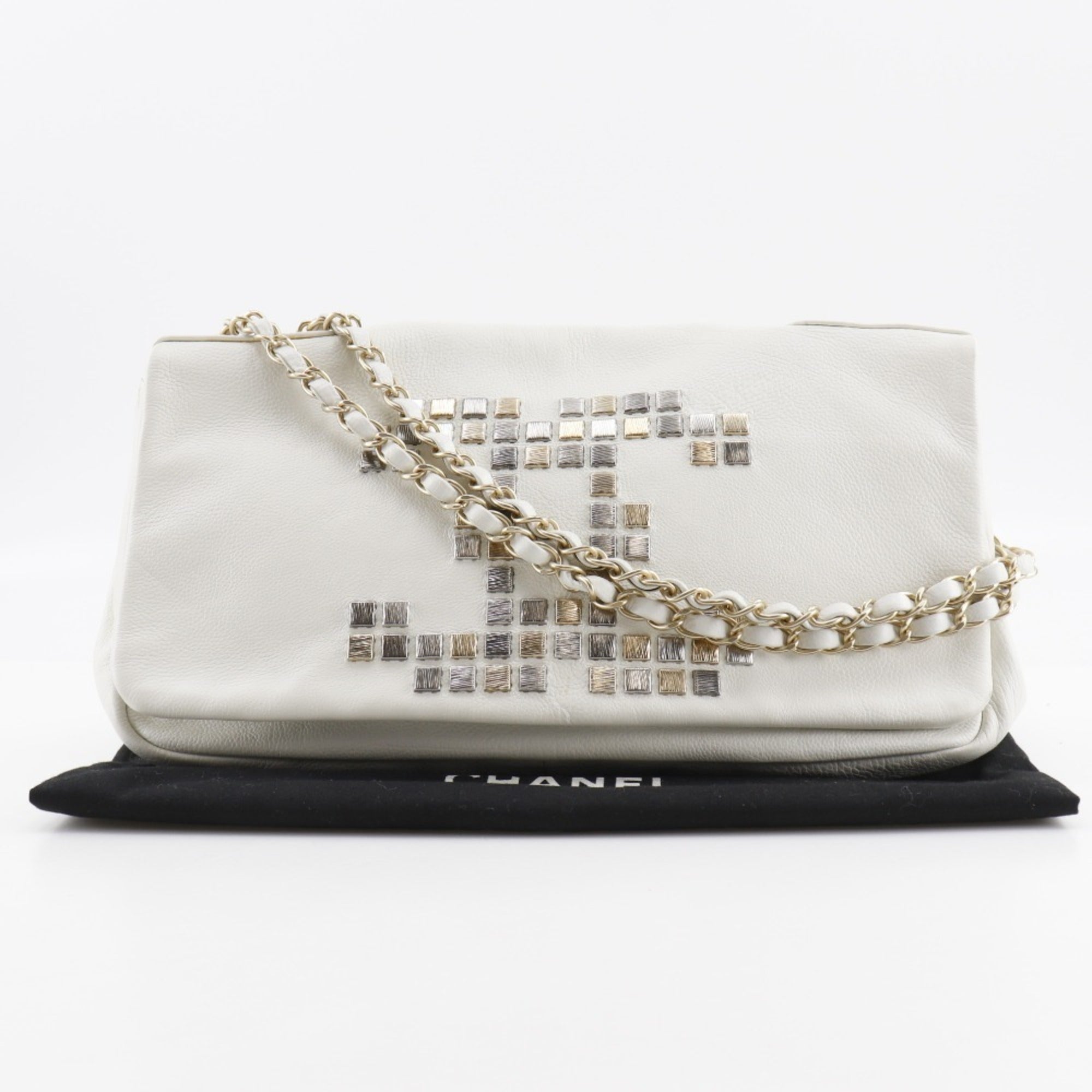 Chanel White Leather Shoulder Bag (Pre-Owned)