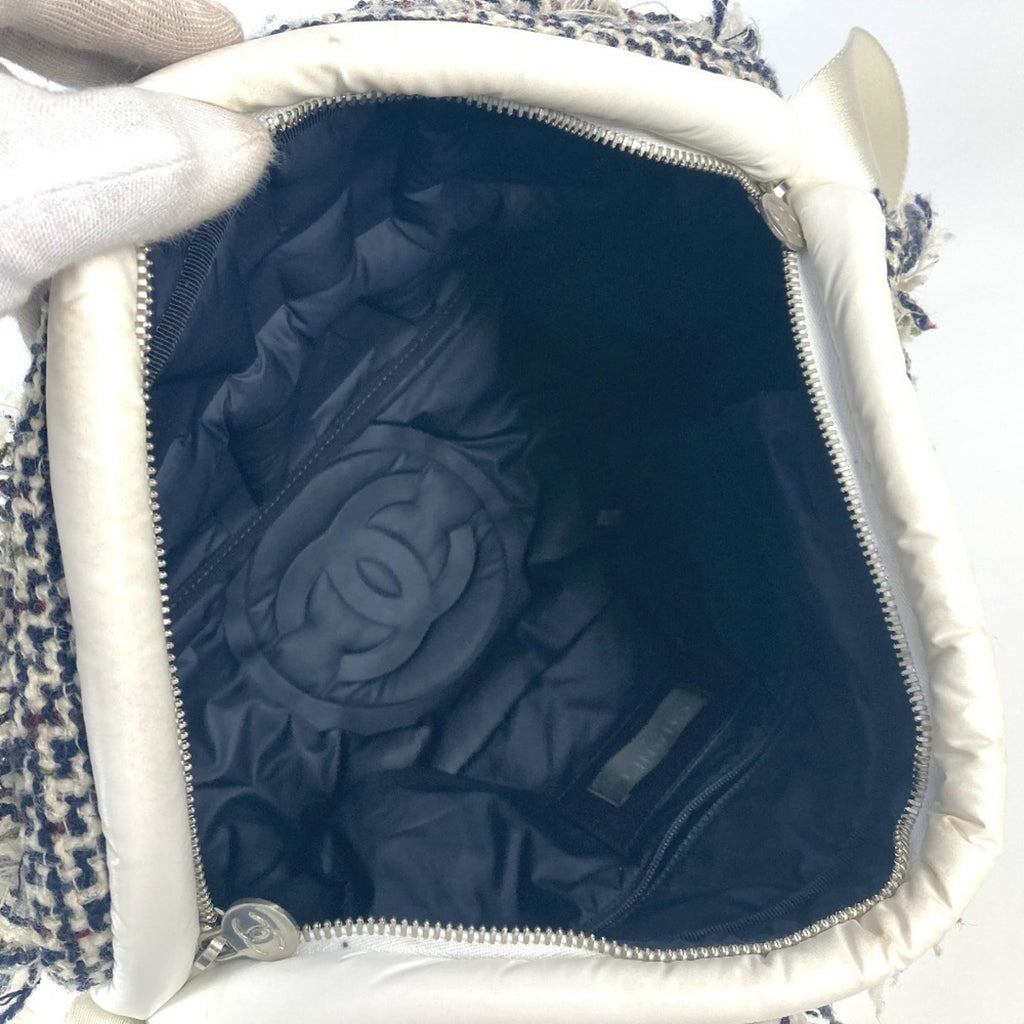 Chanel White Nylon Shoulder Bag (Pre-Owned)