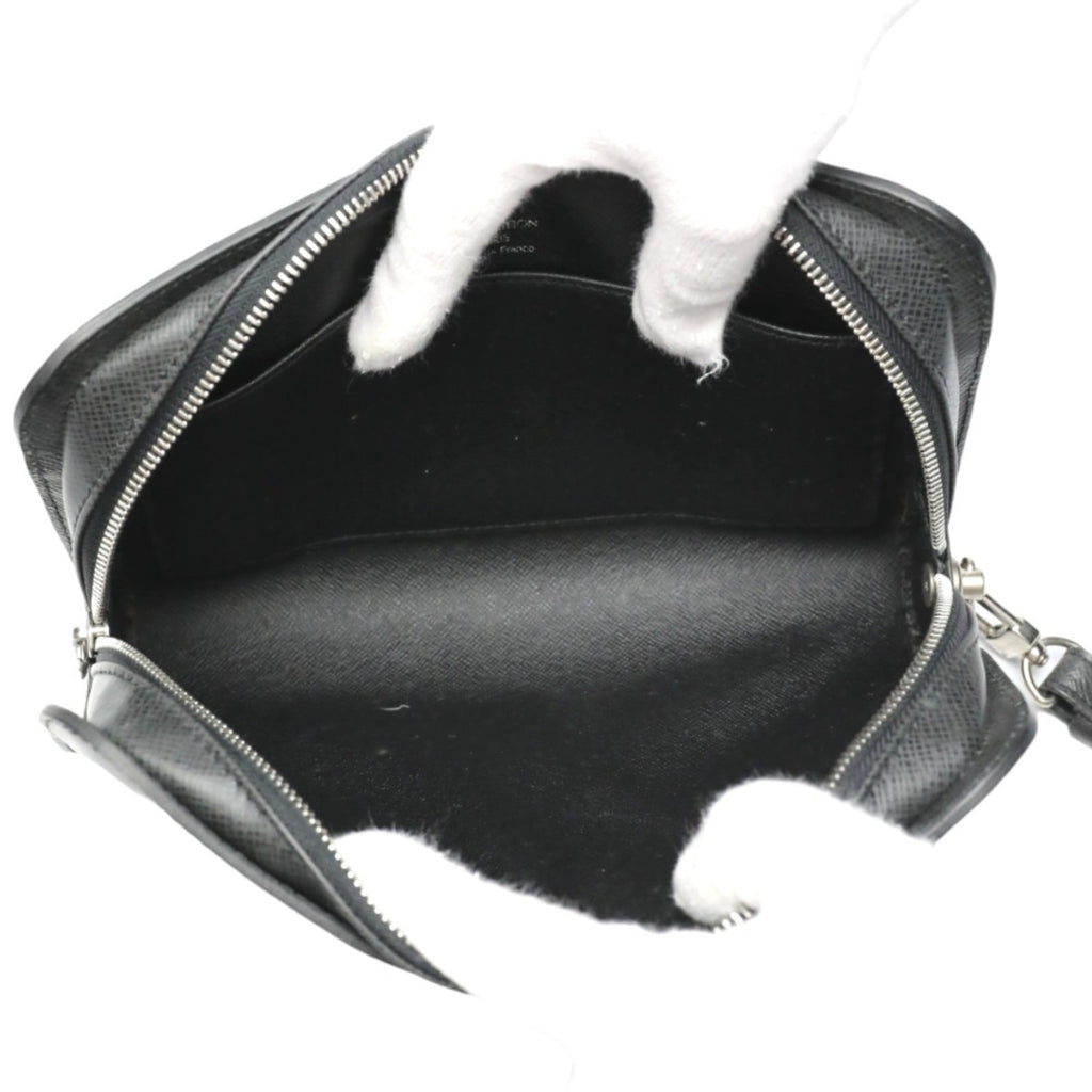 Louis Vuitton Taiga Ardoise Black Taiga Leather Handbag (Pre-Owned)