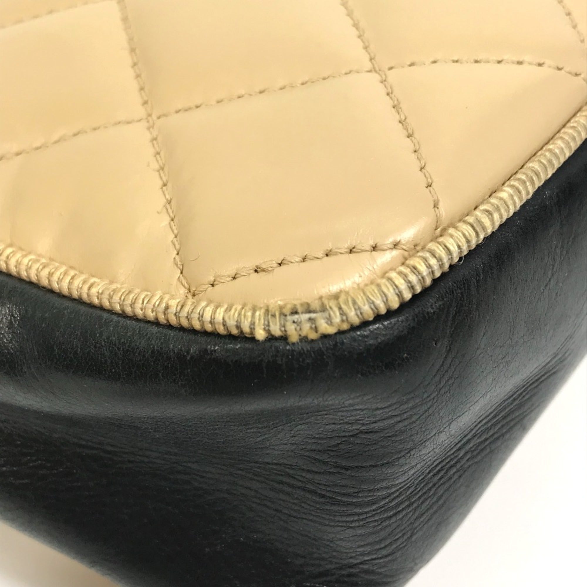 Chanel Beige Leather Shoulder Bag (Pre-Owned)