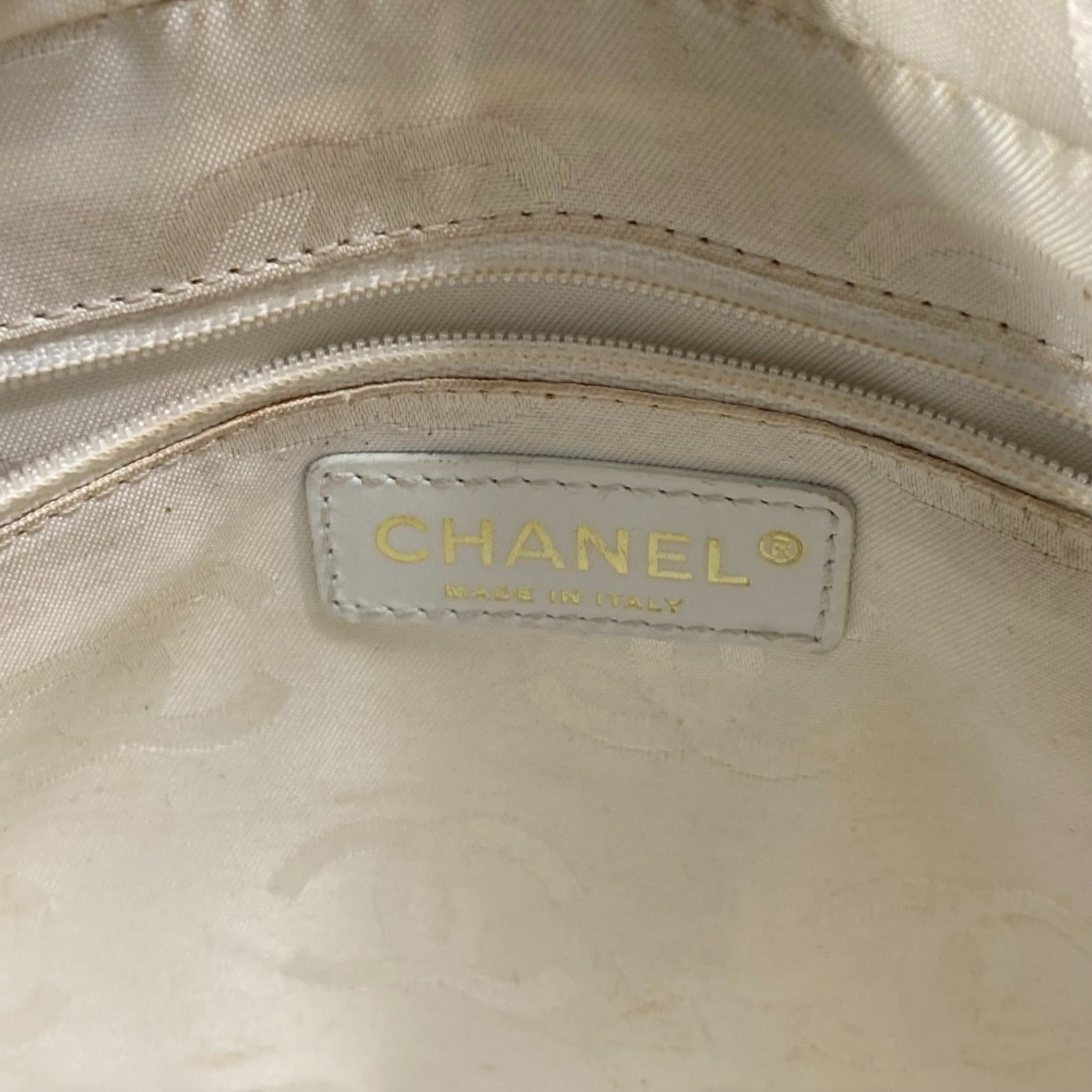 Chanel White Leather Handbag (Pre-Owned)