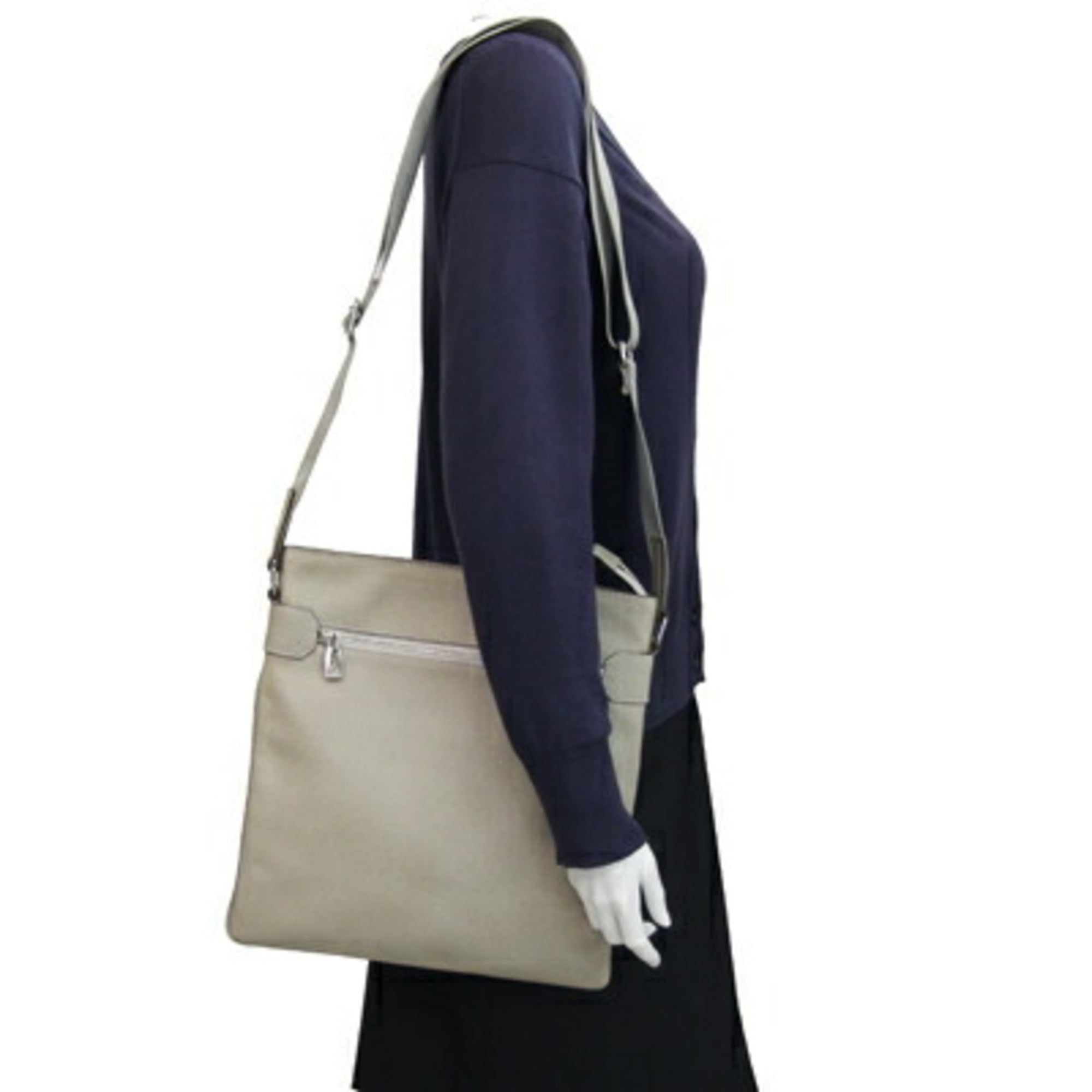 Louis Vuitton Taiga Polaire Taiga Leather Shoulder Bag (Pre-Owned)