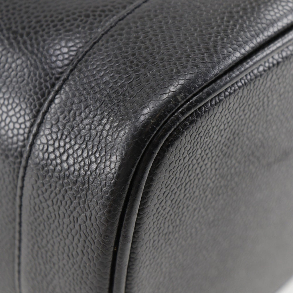 Chanel Caviar Skin Black Caviar Leather Handbag (Pre-Owned)