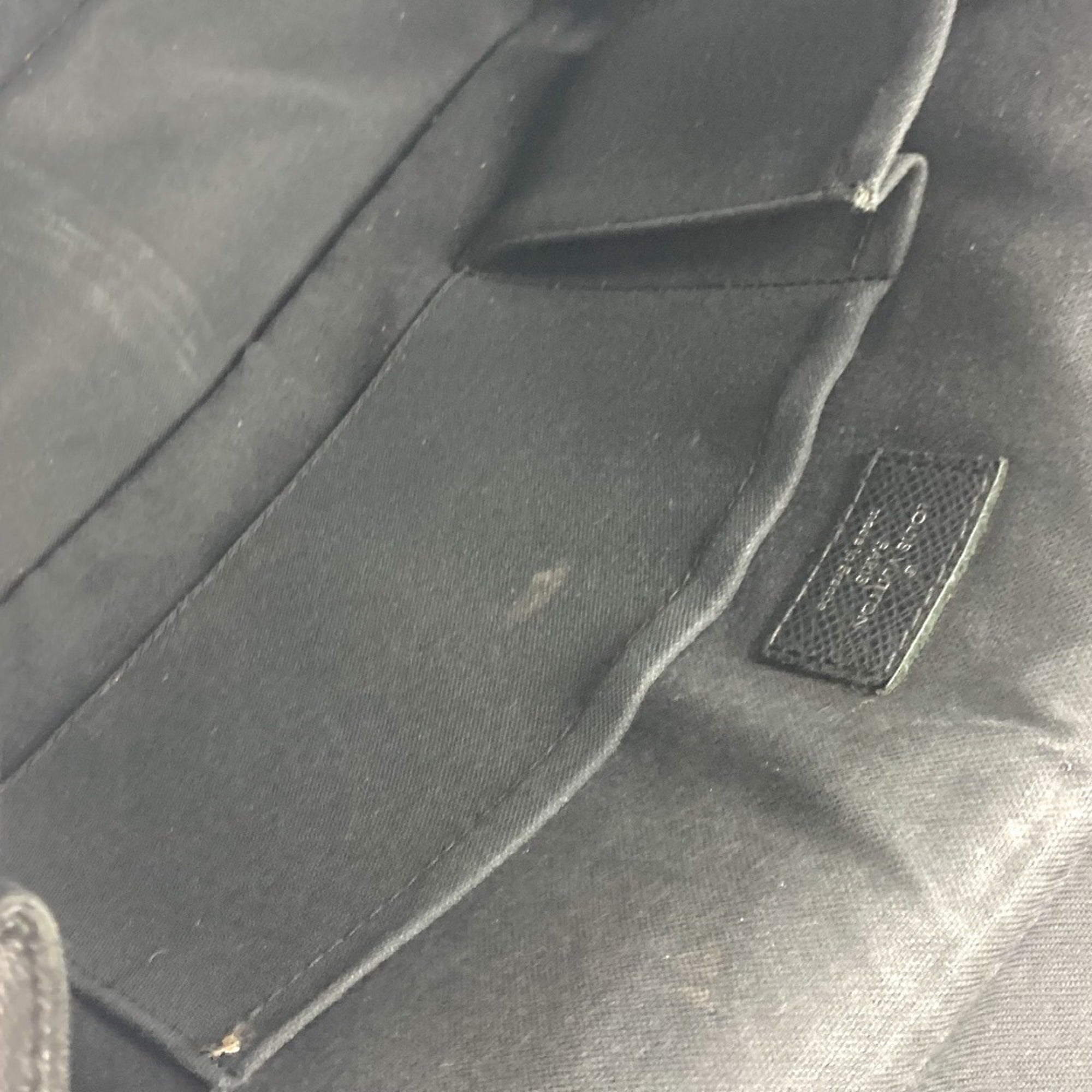 Louis Vuitton Ardoise Black Taiga Leather Shoulder Bag (Pre-Owned)