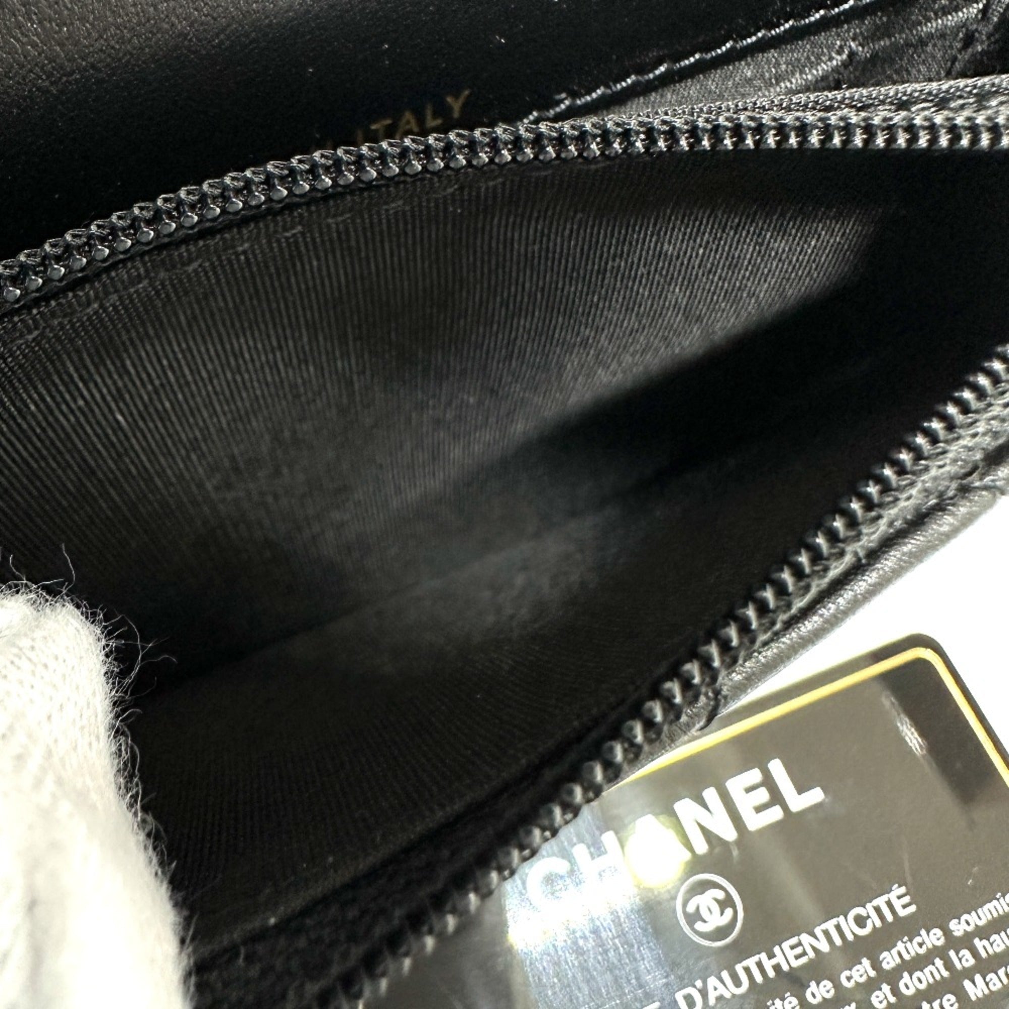 Chanel Black Leather Shoulder Bag (Pre-Owned)