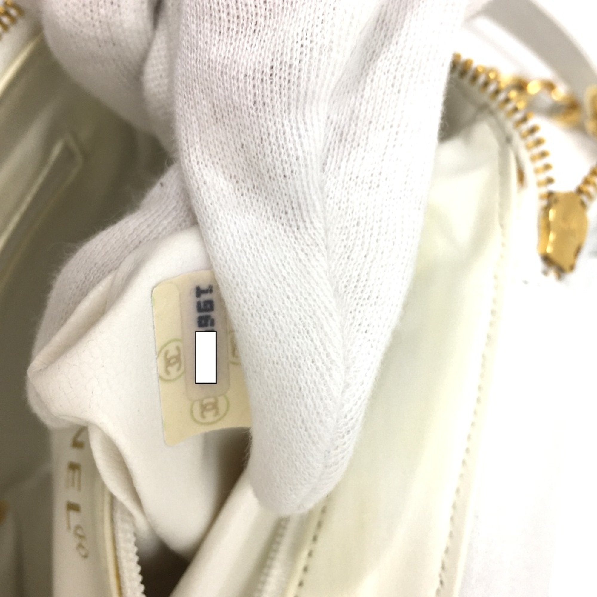 Chanel White Leather Shoulder Bag (Pre-Owned)