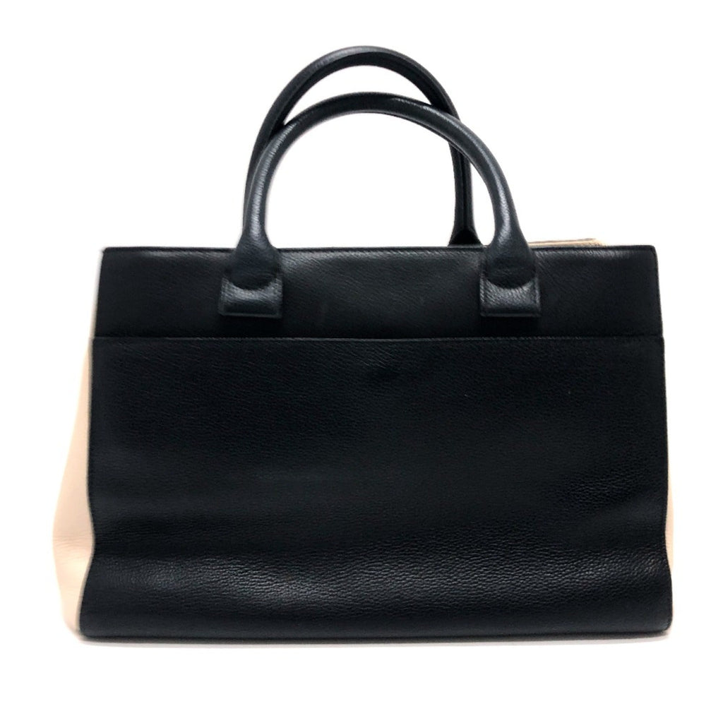 Chanel Black Leather Shoulder Bag (Pre-Owned)