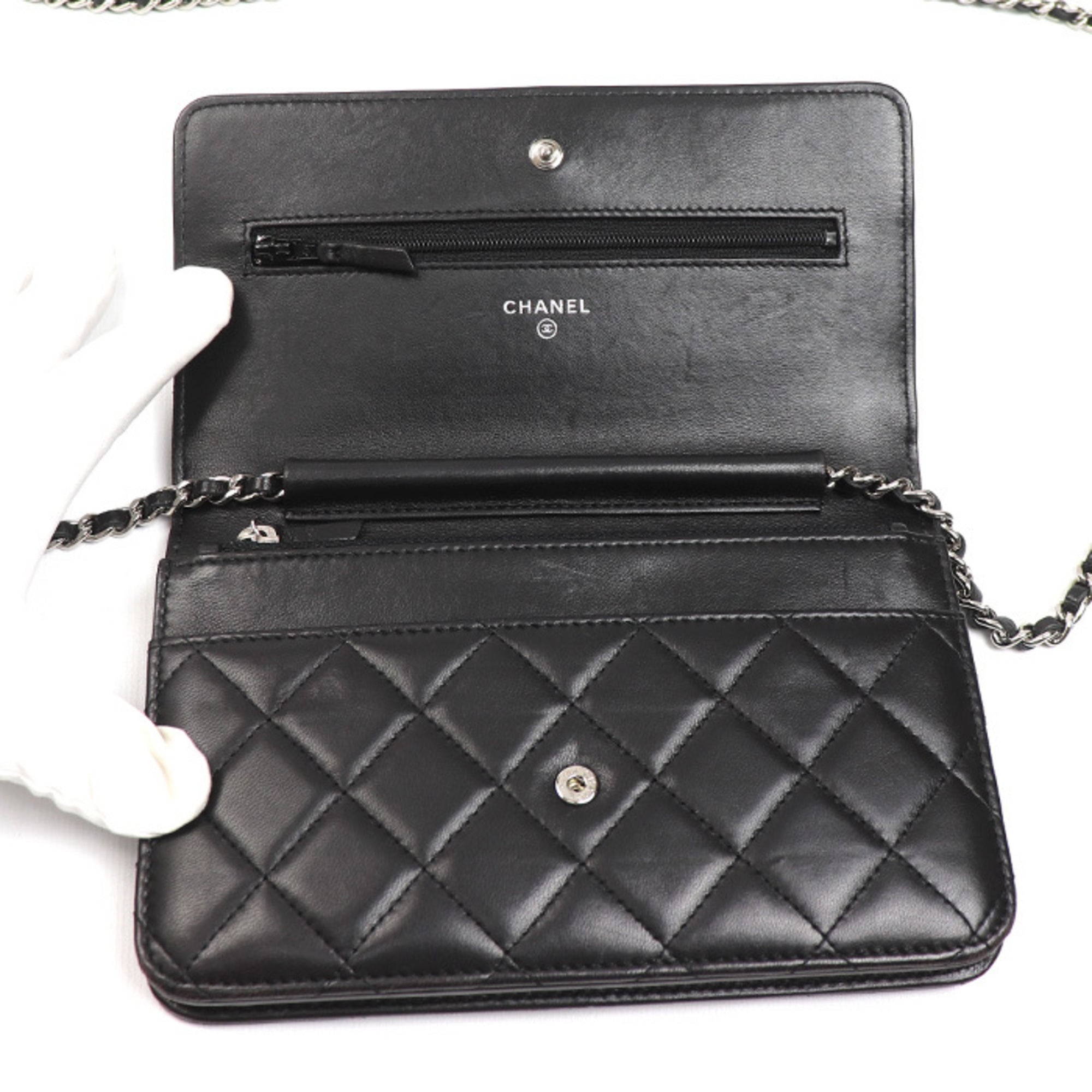 Chanel Black Leather Shoulder Bag (Pre-Owned)