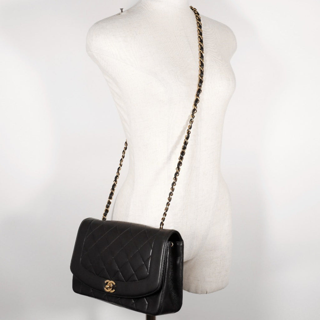 Chanel Black Leather Shoulder Bag (Pre-Owned)