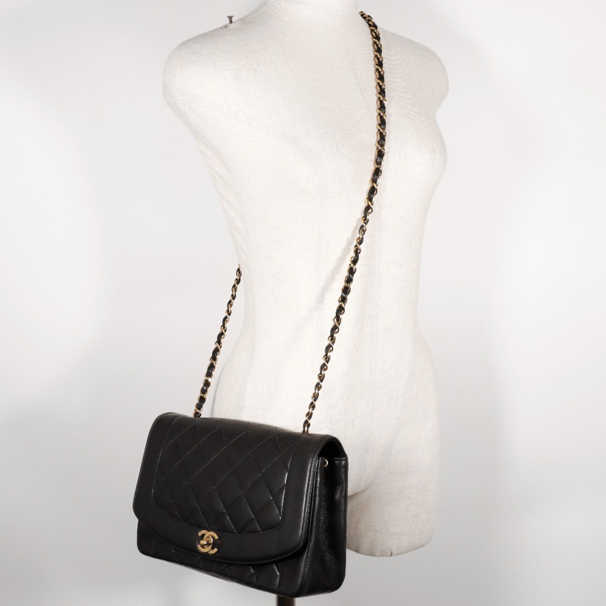 Chanel Black Leather Shoulder Bag (Pre-Owned)