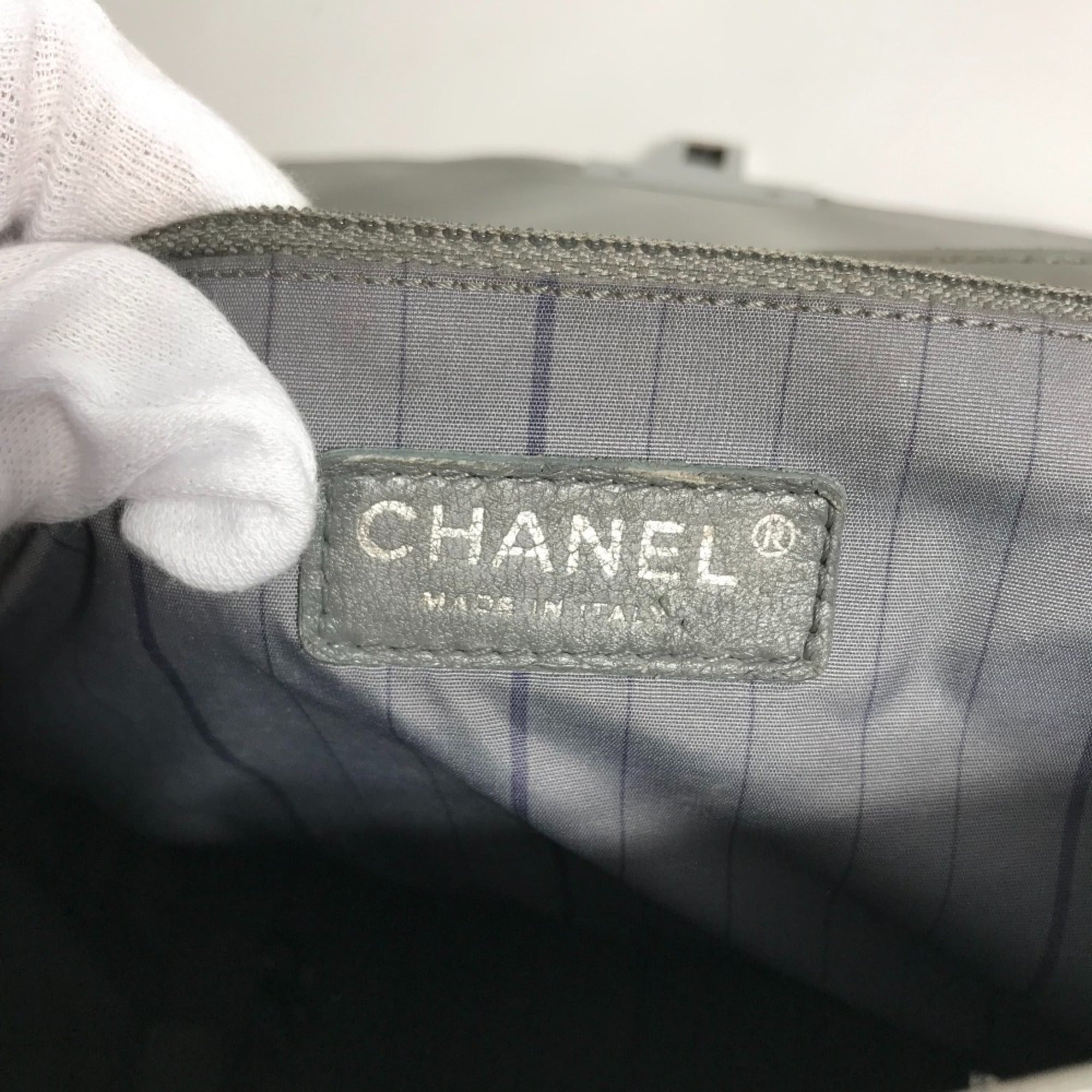Chanel Gray Leather Shoulder Bag (Pre-Owned)