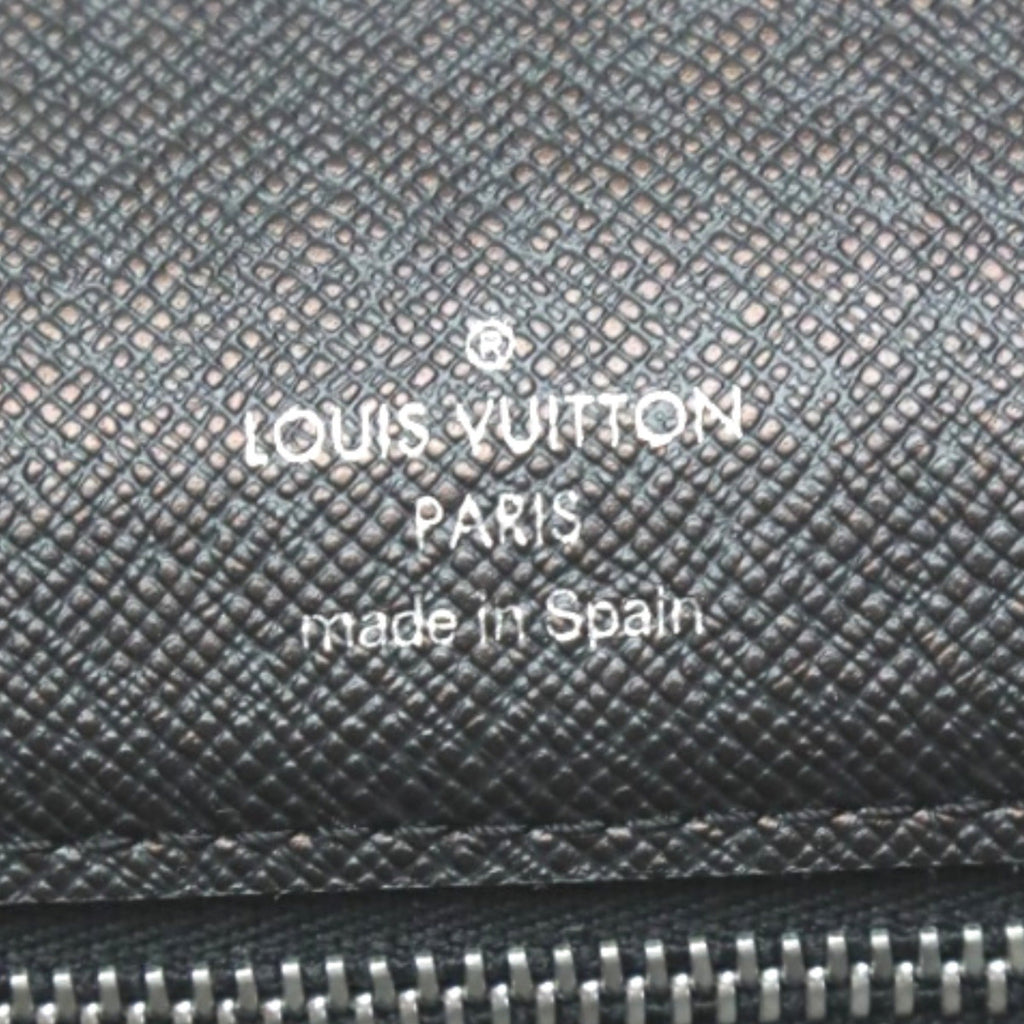Louis Vuitton Taiga Black Taiga Leather Clutch Bag (Pre-Owned)