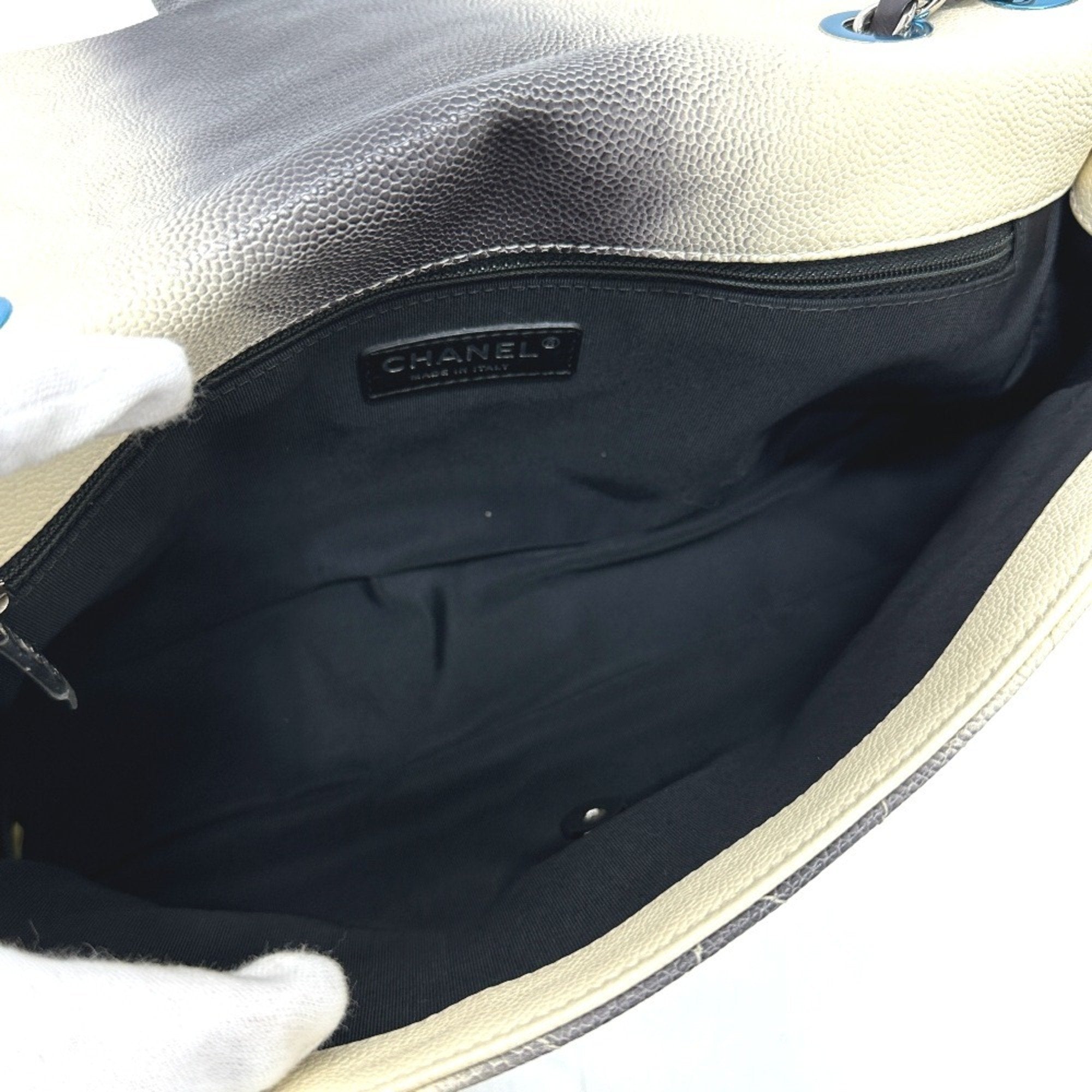 Chanel White Grained Calfskin Shoulder Bag (Pre-Owned)