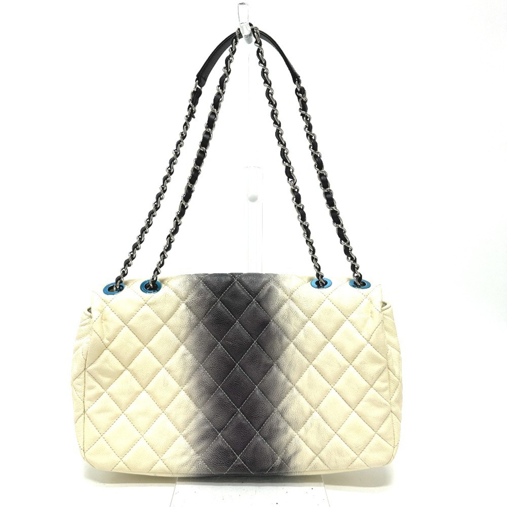 Chanel White Grained Calfskin Shoulder Bag (Pre-Owned)