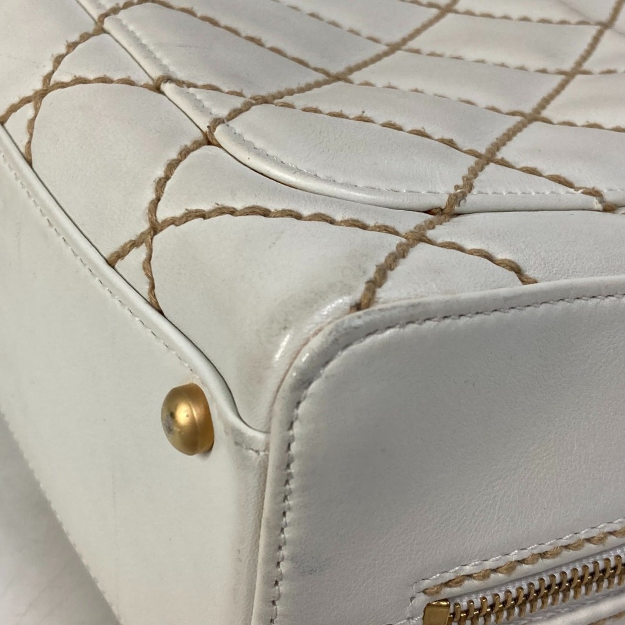 Chanel White Leather Handbag (Pre-Owned)