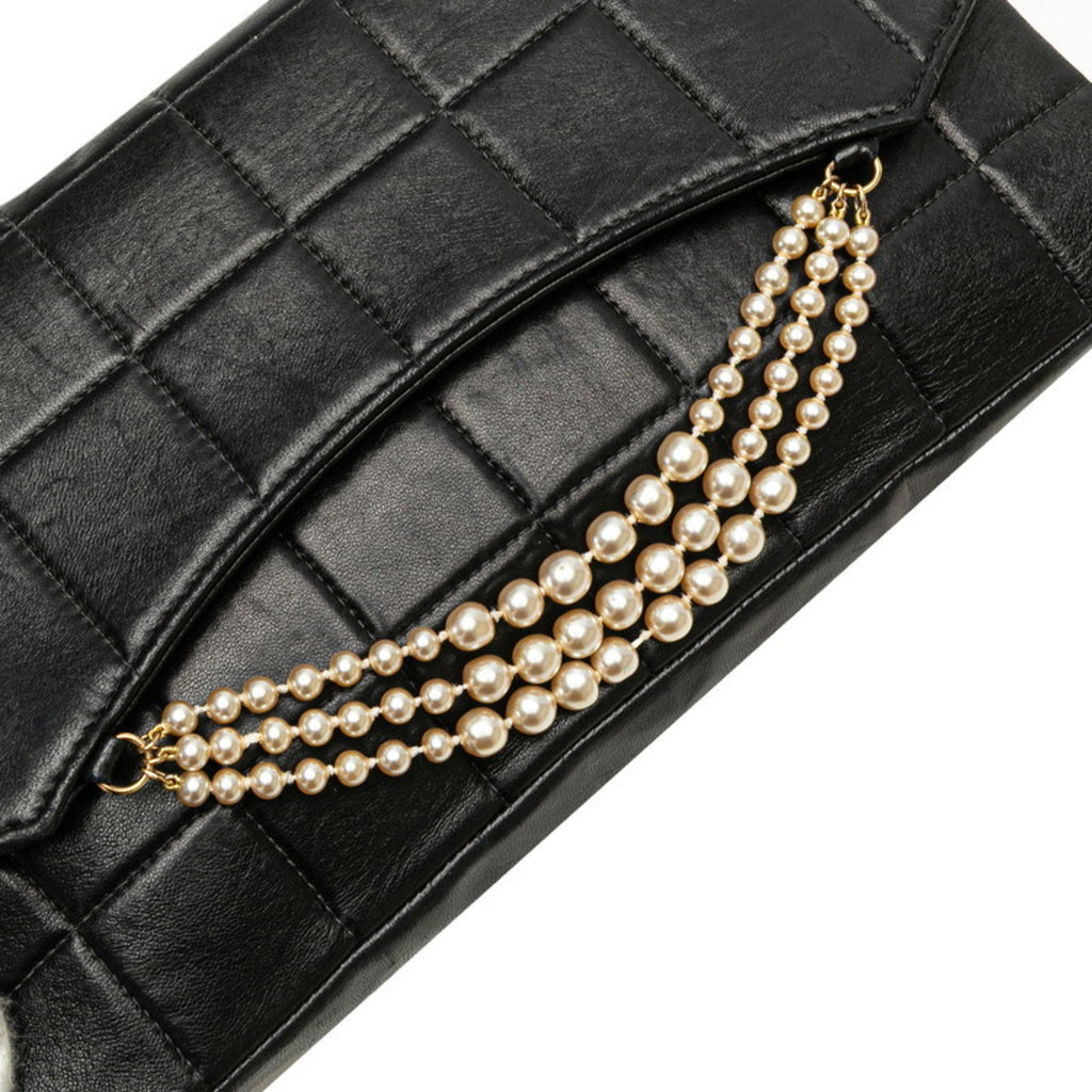 Chanel Black Leather Shoulder Bag (Pre-Owned)