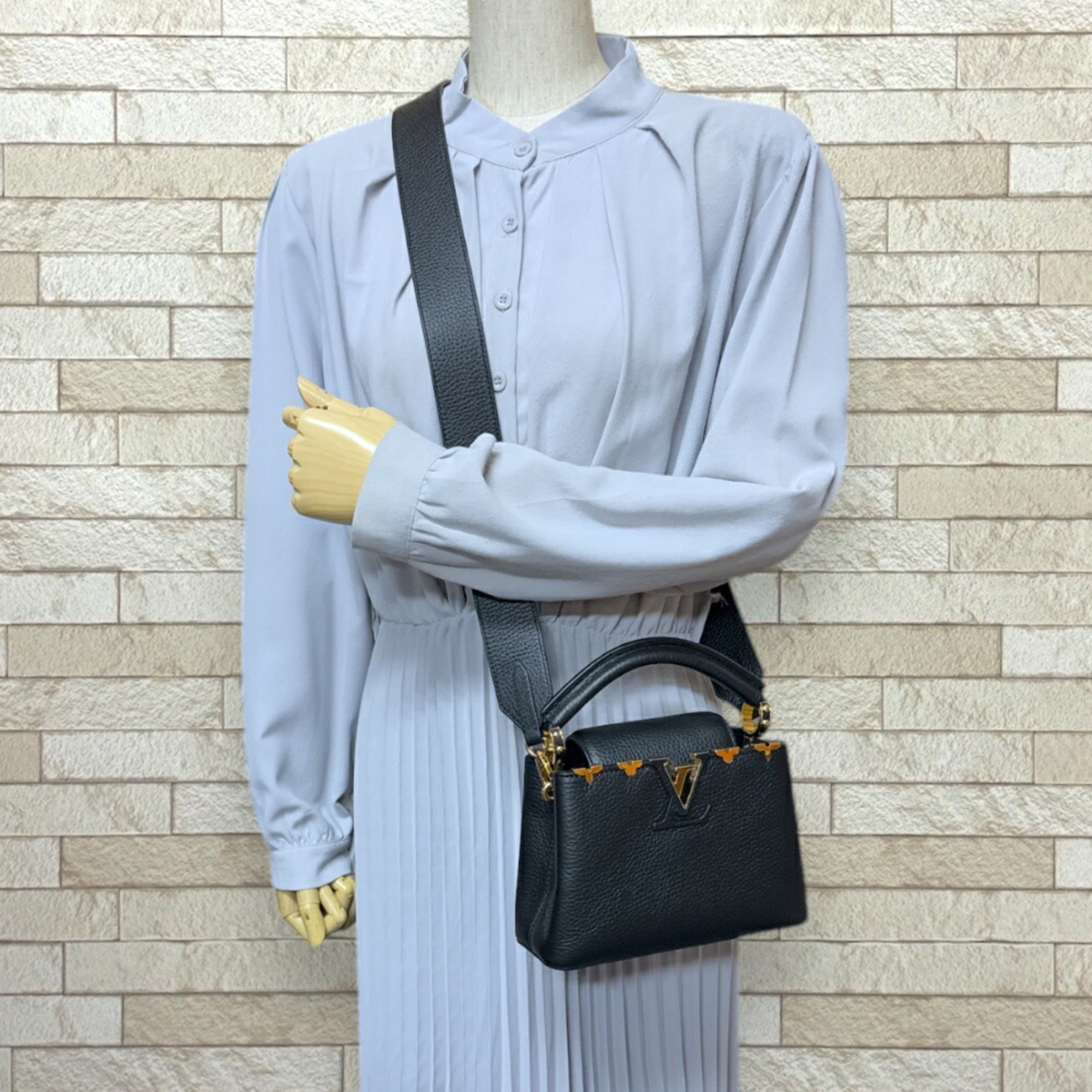 Louis Vuitton Black Noir Leather Shoulder Bag (Pre-Owned)