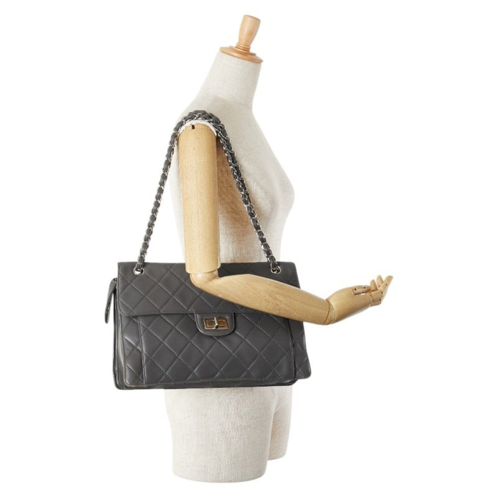 Chanel Gray Leather Shoulder Bag (Pre-Owned)