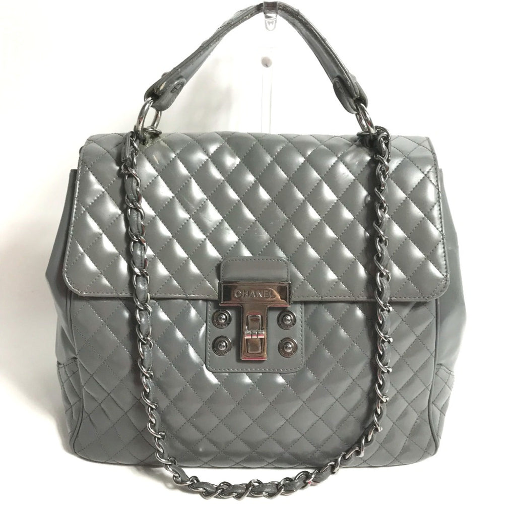 Chanel Gray Leather Shoulder Bag (Pre-Owned)