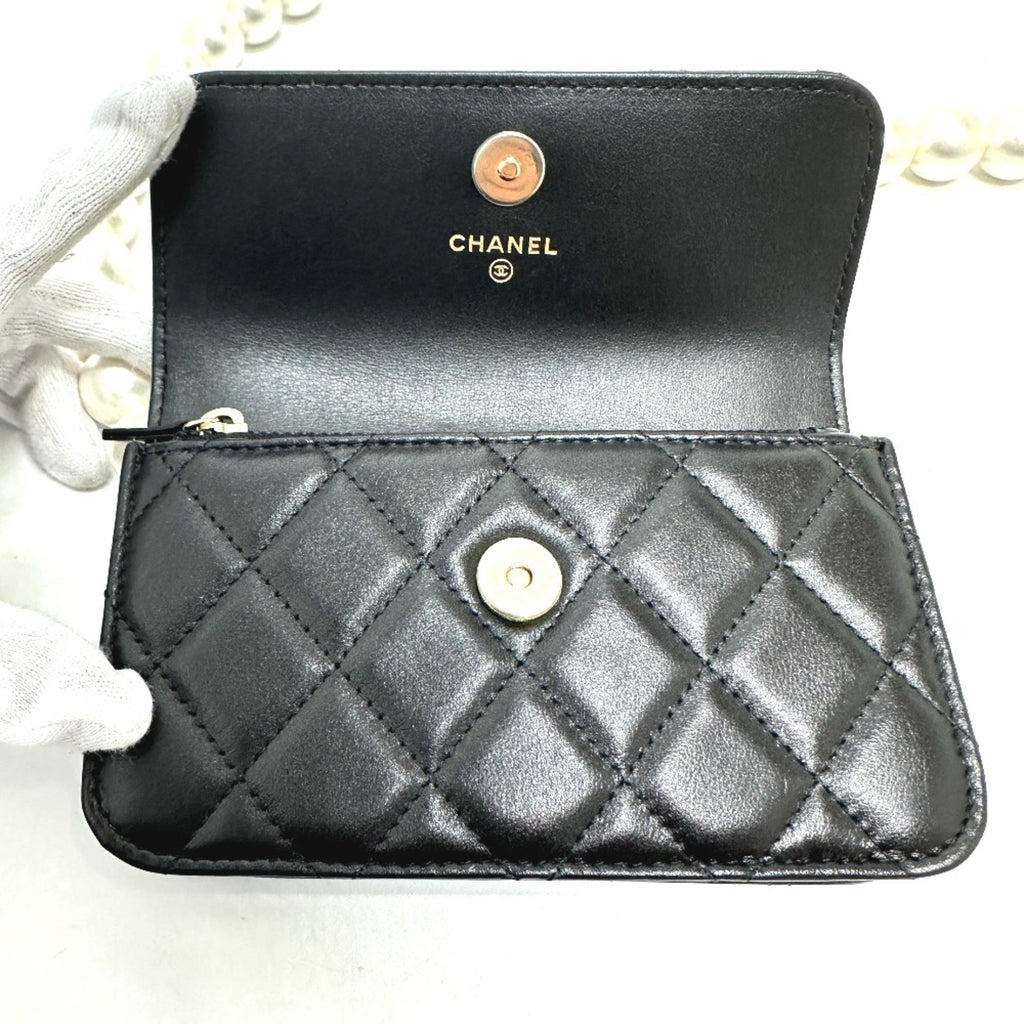Chanel Black Leather Shoulder Bag (Pre-Owned)