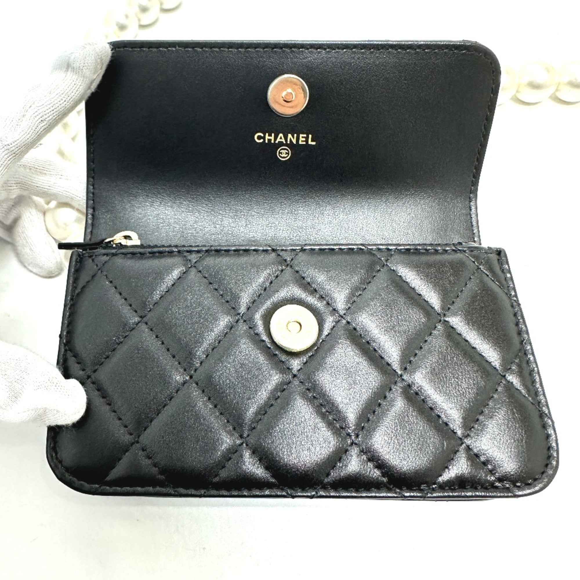 Chanel Black Leather Shoulder Bag (Pre-Owned)