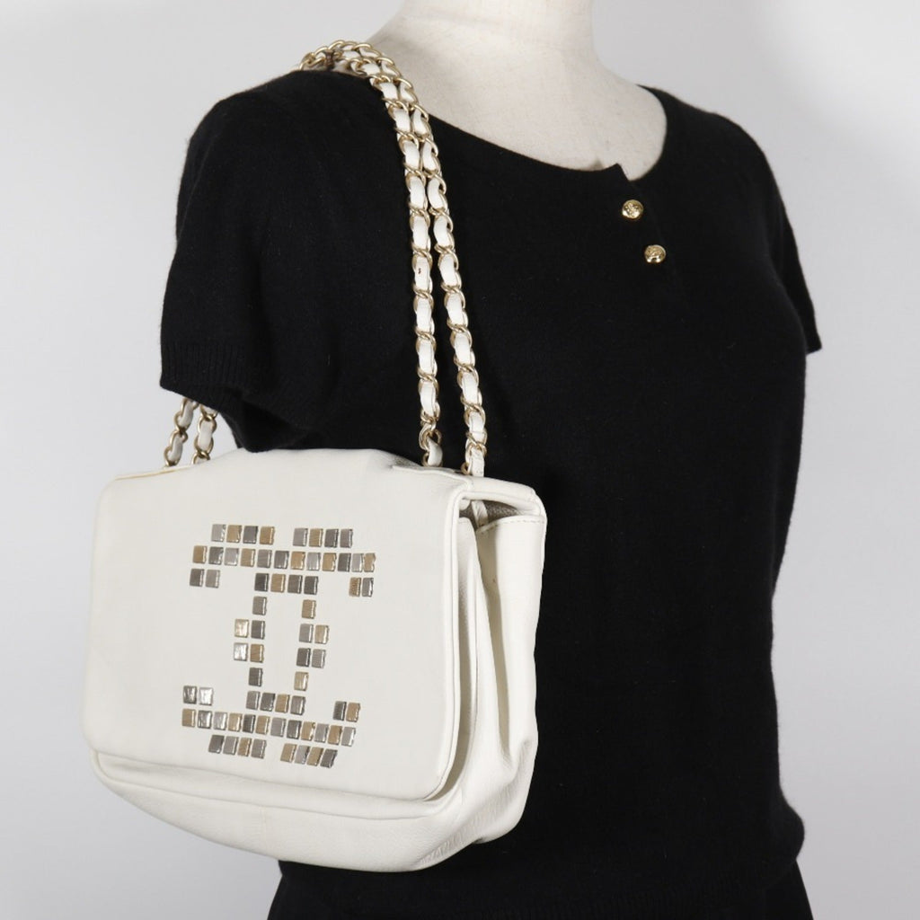 Chanel White Leather Shoulder Bag (Pre-Owned)