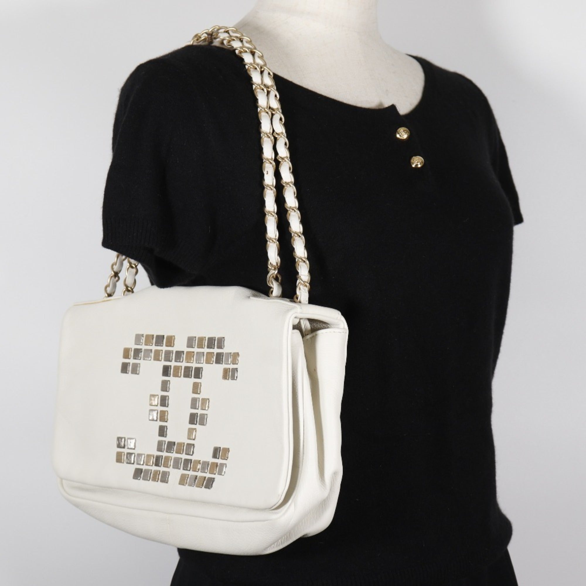 Chanel White Leather Shoulder Bag (Pre-Owned)