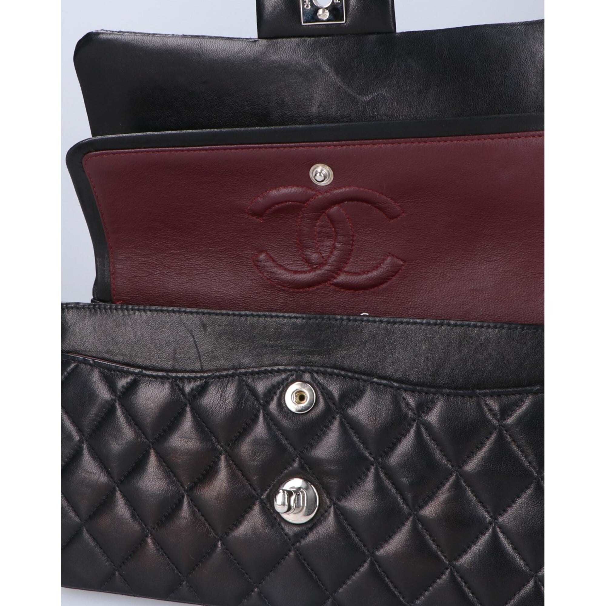 Chanel Matelasse Black Leather Shoulder Bag (Pre-Owned)