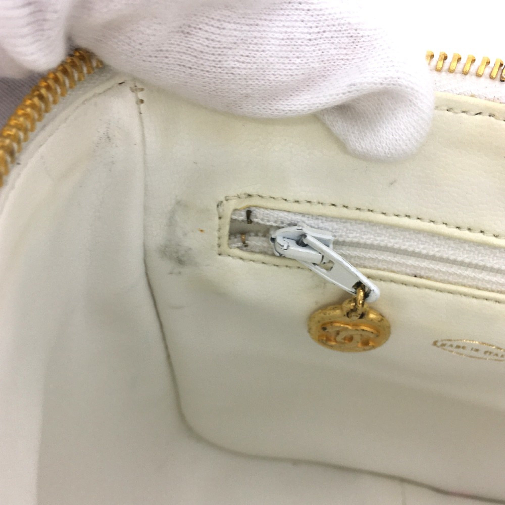 Chanel White Leather Shoulder Bag (Pre-Owned)