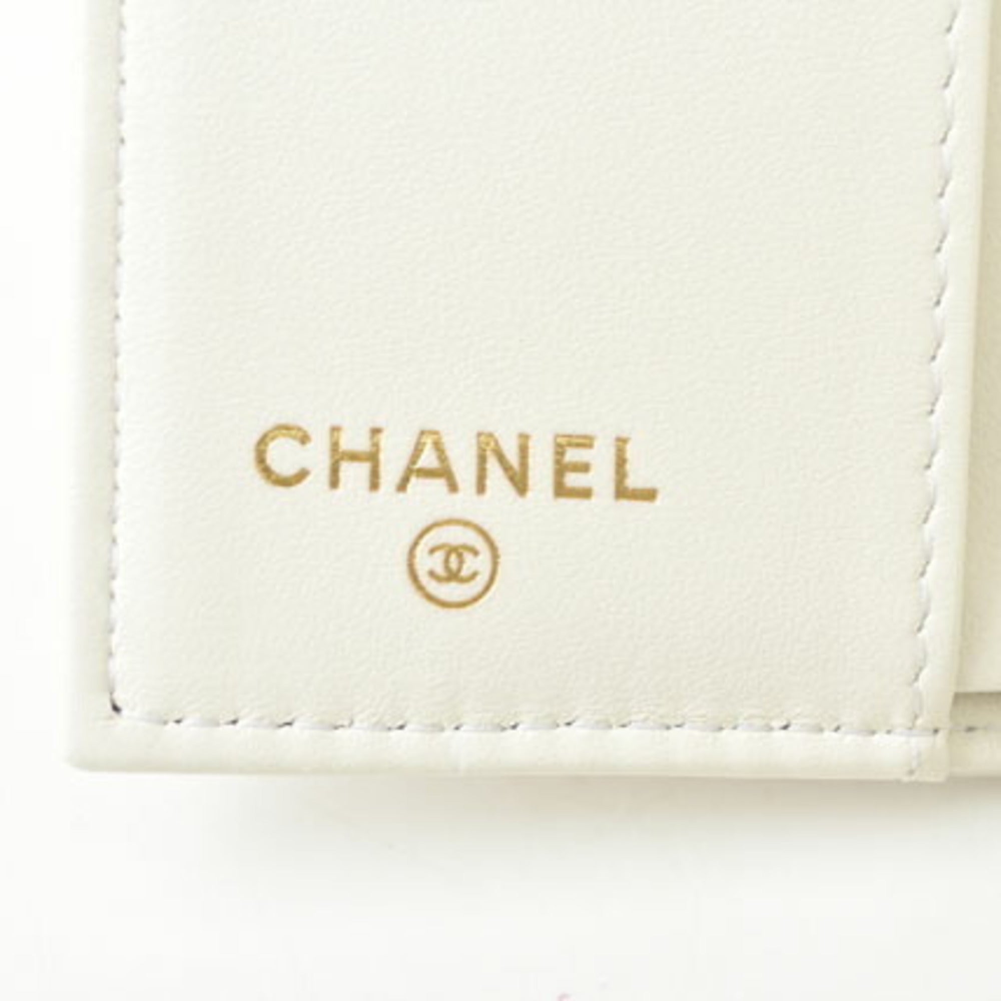 Chanel Boy Chanel Off-White Grained Calfskin Wallet (Bi-Fold) (Pre-Owned)